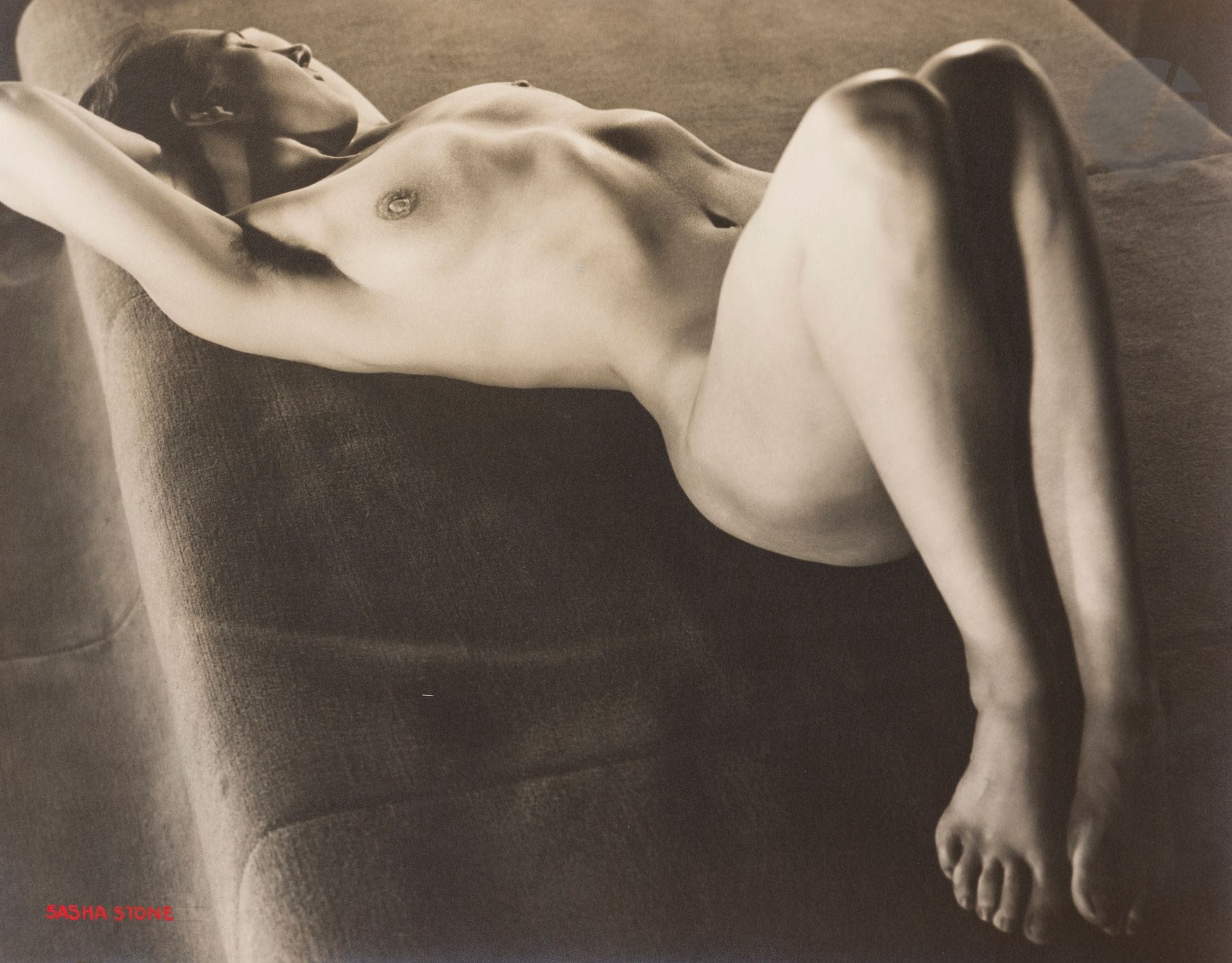 Sasha Stone (1895-1940)
Nu de la série Femmes, c. 1932. 
Épreuve argentique d’époque, signée à la gouache rouge en bas à gauche. Tampon «Copyright Stone - Bruxelles» au verso avec la référence manuscrite 33538 à l’encre rouge. 
29,2x39,4cm