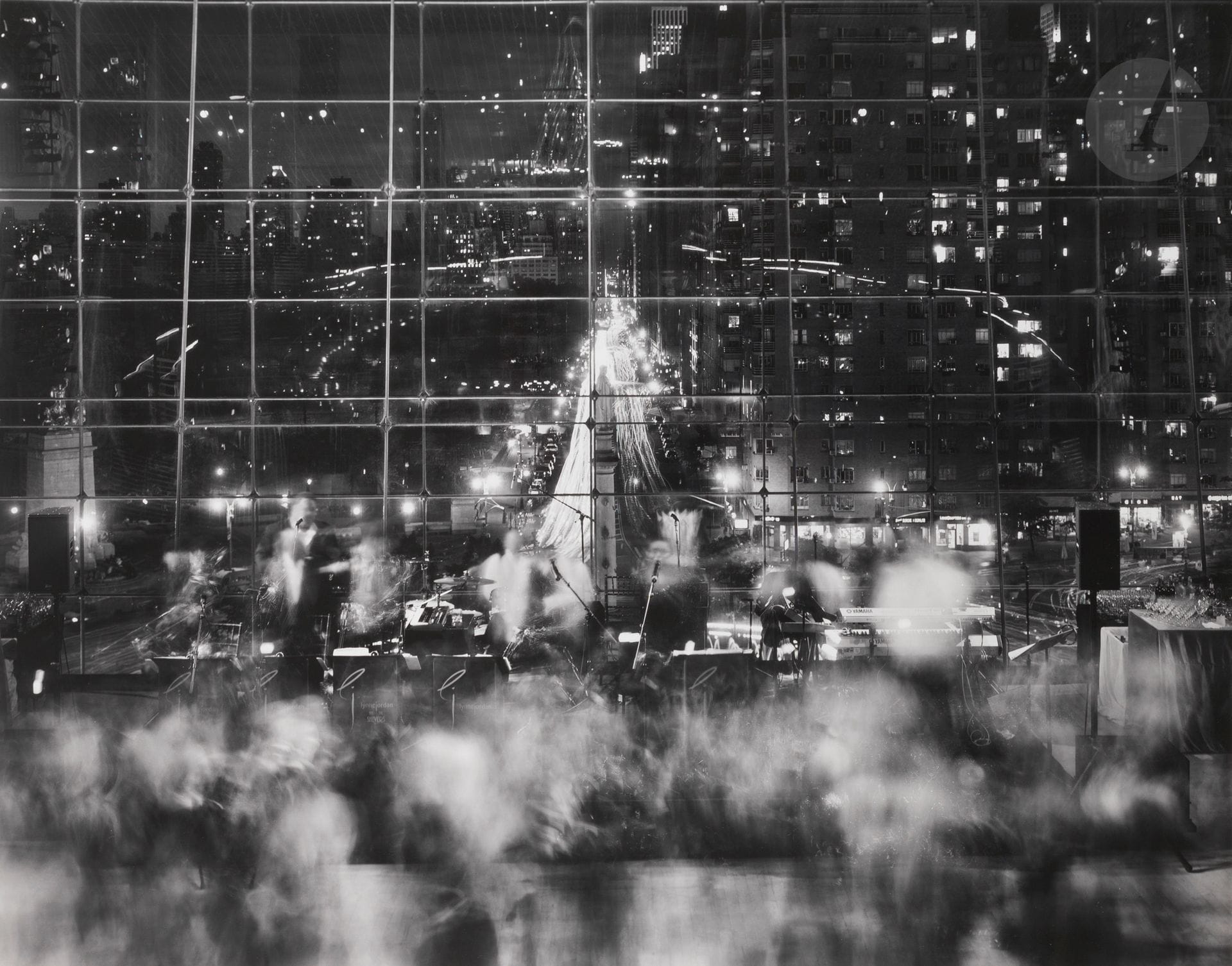 Matthew Pillsbury (1973) 
Jazz at Lincoln Center, 2011. 
Épreuve pigmentaire (2012), signée, titrée, datée, numérotée à 10 exemplaires au crayon dans la marge inférieure à droite. 
Image: 79x100cm 
Feuille: 93,5x110,5cm - cadre