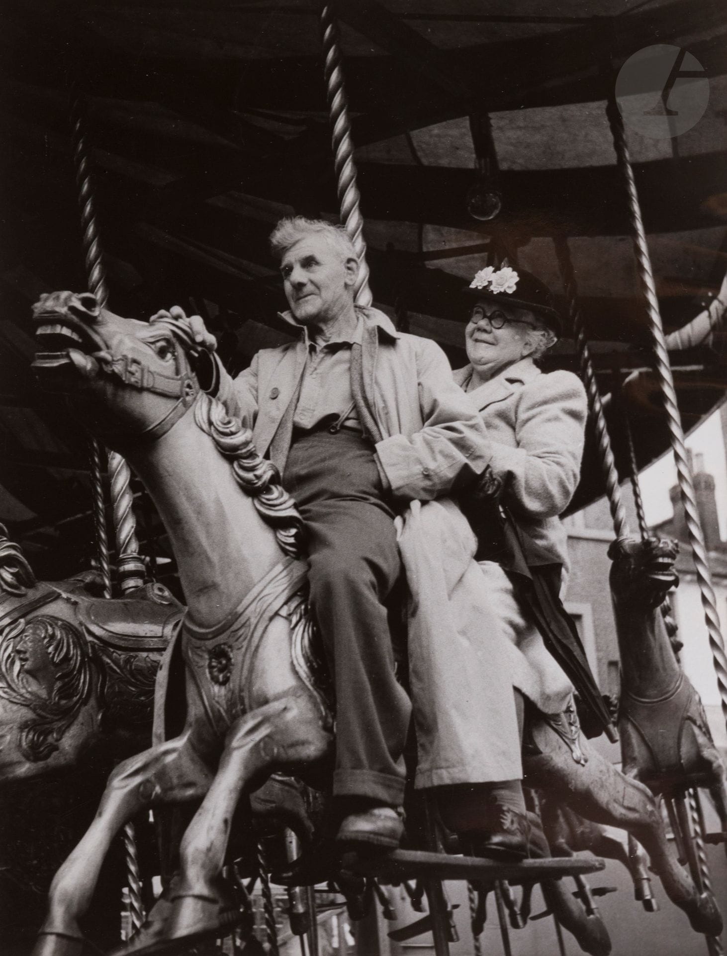 Izis (Israëlis Bidermanas, dit) (1911-1980)
August Bank Holidays. Londres, 1952. 
Épreuve argentique d’époque sur papier Agfa-Brovira, tirée par l’auteur, signée, titrée et datée à l’encre au verso avec le tampon «Photo Izis Bidermanas - 28, Rue Henri Pape - Paris XIIIe». 
Image: 28x21,5cm 
Feuille: 29,7x23,2cm 

Bibliographie: 
Izis, Photos 1944-1980, Paris, Éditions de La Martinière, 1993, p. 105.