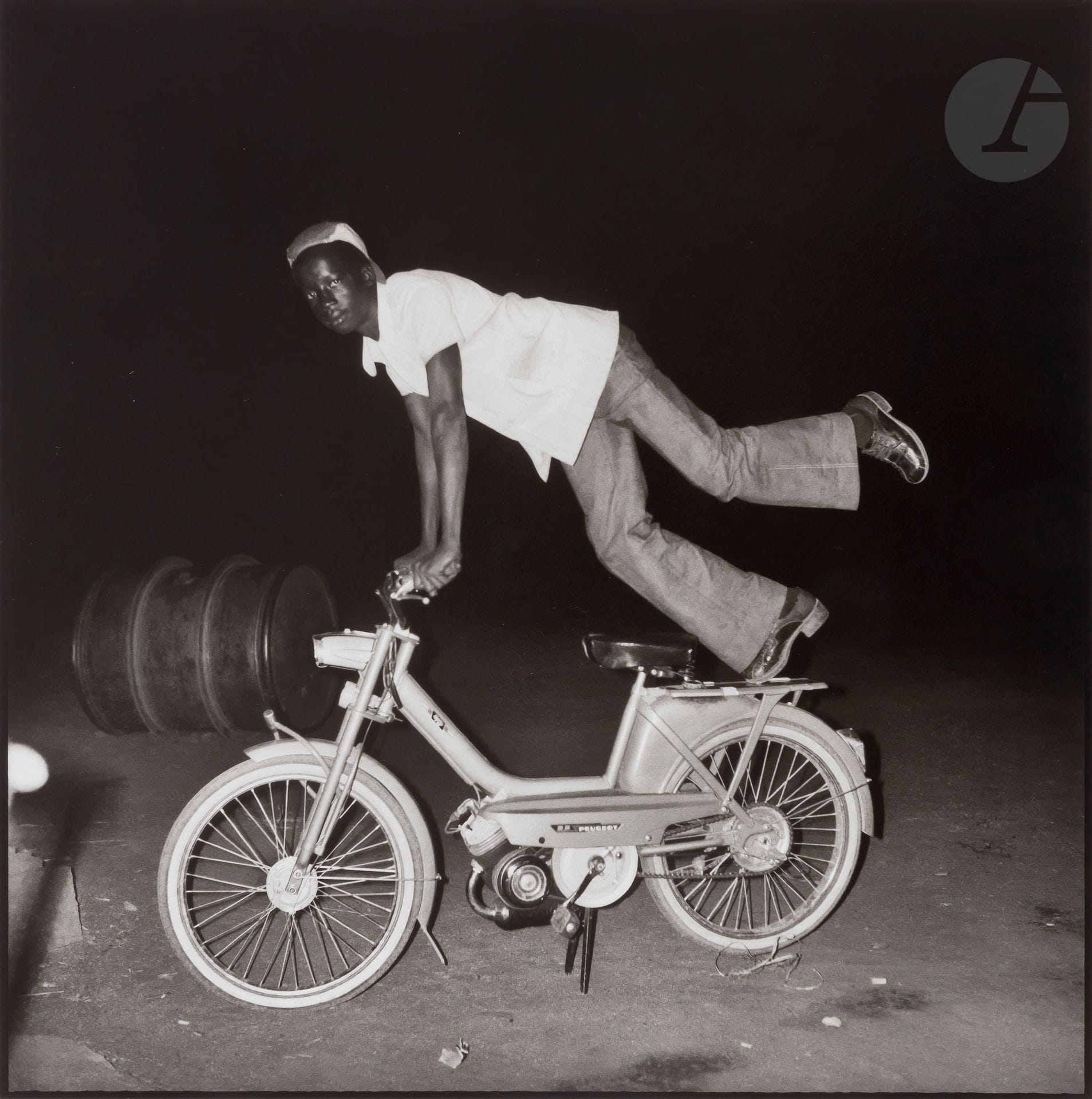 
Sanlé Sory (1943) 

B.B. Acrobatique. Bobo-Dioulasso. Burkina Faso, 1973.

Épreuve pigmentaire (2018), signée et datée au crayon au verso. Épreuve d’artiste (AP) d’une édition de 8 exemplaires. Un certificat d’authenticité accompagne l’œuvre. 

Image: 36x36cm

Feuille: 50x40cm



Studios africains, une collection particulière - N° 293 à 329.
