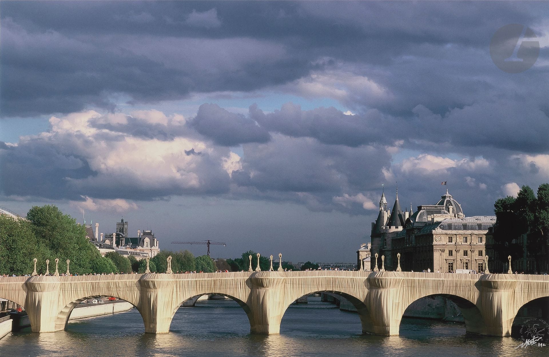 
Nico Koster (1940) 

Le Pont-Neuf enveloppé par Christo. Paris, 1985.

Épreuve pigmentaire, signée à l’encre argentée en bas à droite avec le timbre sec du photographe. L’œuvre est accompagnée d’une légende autographe de Nico Koster racontant l’histoire de sa photographie.

Image: 30x46cm

Feuille: 32,8x48,2cm



Vente au profit de l’association ACT & HELP - lots 1 à 49
