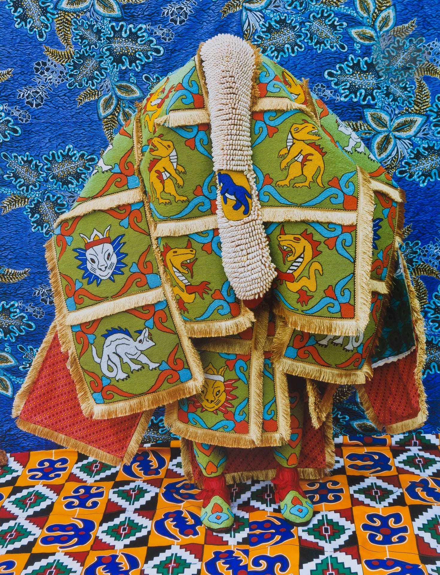
Leonce Raphael Agbodjelou (1965) 

Série Egungun. Porto Novo. Bénin, 2011-2012.

Épreuve chromogénique, signée et numérotée à 5 exemplaires dans la marge en bas à droite. 

Image: 37x28cm 

Feuille: 40x30cm



Studios africains, une collection particulière - N° 293 à 329.