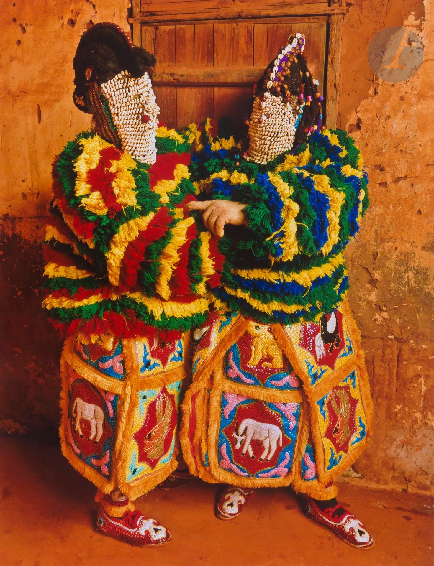 
Leonce Raphael Agbodjelou (1965) 

Série Egungun. Porto Novo. Bénin, 2011-2012.

Épreuve chromogénique, signée avec le tampon du photographe au verso. 

Image: 36x27,5cm 

Feuille: 40x30,2cm



Studios africains, une collection particulière - N° 293 à 329.