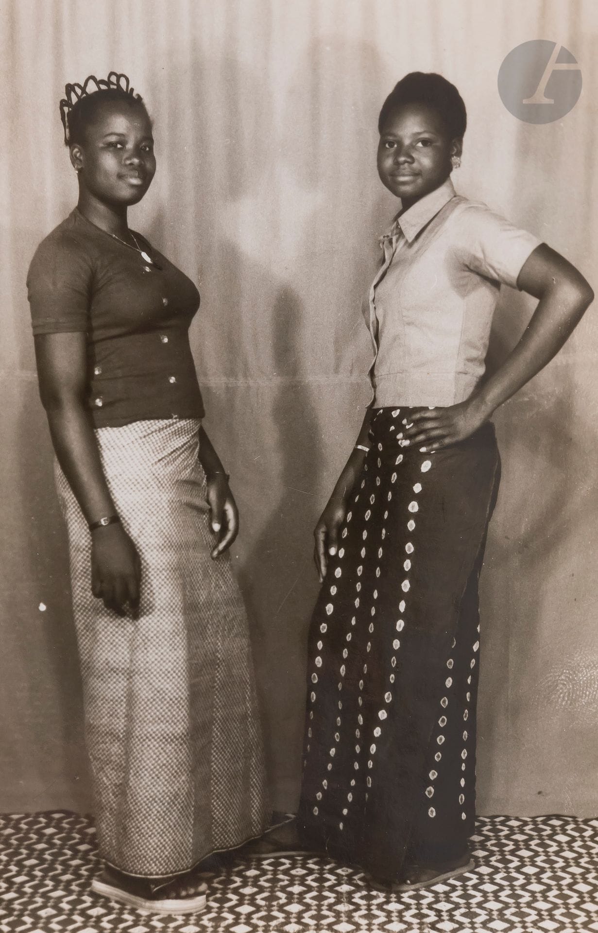 
Sanlé Sory (1943) 

Jeunes femmes. Bobo-Dioulasso. Burkina Faso, c. 1960-1970.

Six (6) épreuves argentiques d’époque. Tampon «Volta Photo - BP. 139 Bobo-Dioulasso - R.H.V. - S. Sory» aux versos. 

Formats: de 13,8x8,8 à 12,7x8,6cm



Studios africains, une collection particulière - N° 293 à 329.
