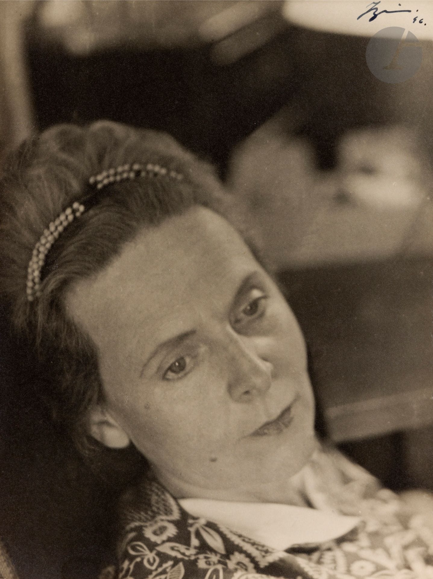 Izis (Israëlis Bidermanas, dit) (1911-1980)
Elsa Triolet, 1946. 
Épreuve argentique d’époque, signée et datée à l’encre en haut à droite. Tampon «Photo Izis (Bidermanas)» au verso. 
24x18cm