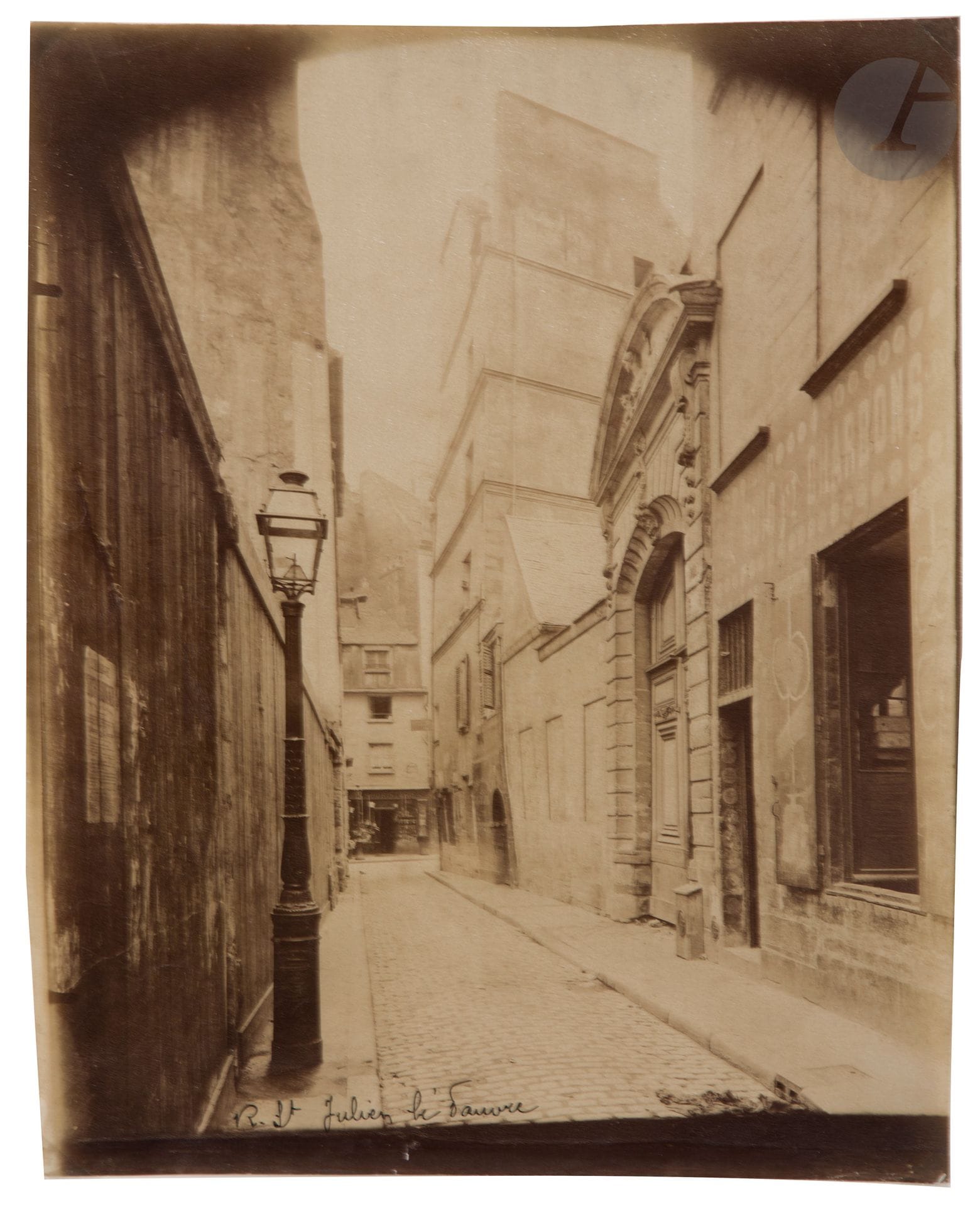 Eugène Atget (1857-1927)
Rue Saint Julien le Pauvre. Paris, mai 1899. 
Épreuve sur papier albuminé, titrée à l’encre noire en bas à gauche par Eugène Atget. Titre et numérotation «3597» à la mine de plomb de la main du photographe au verso.
22,8x17,7cm