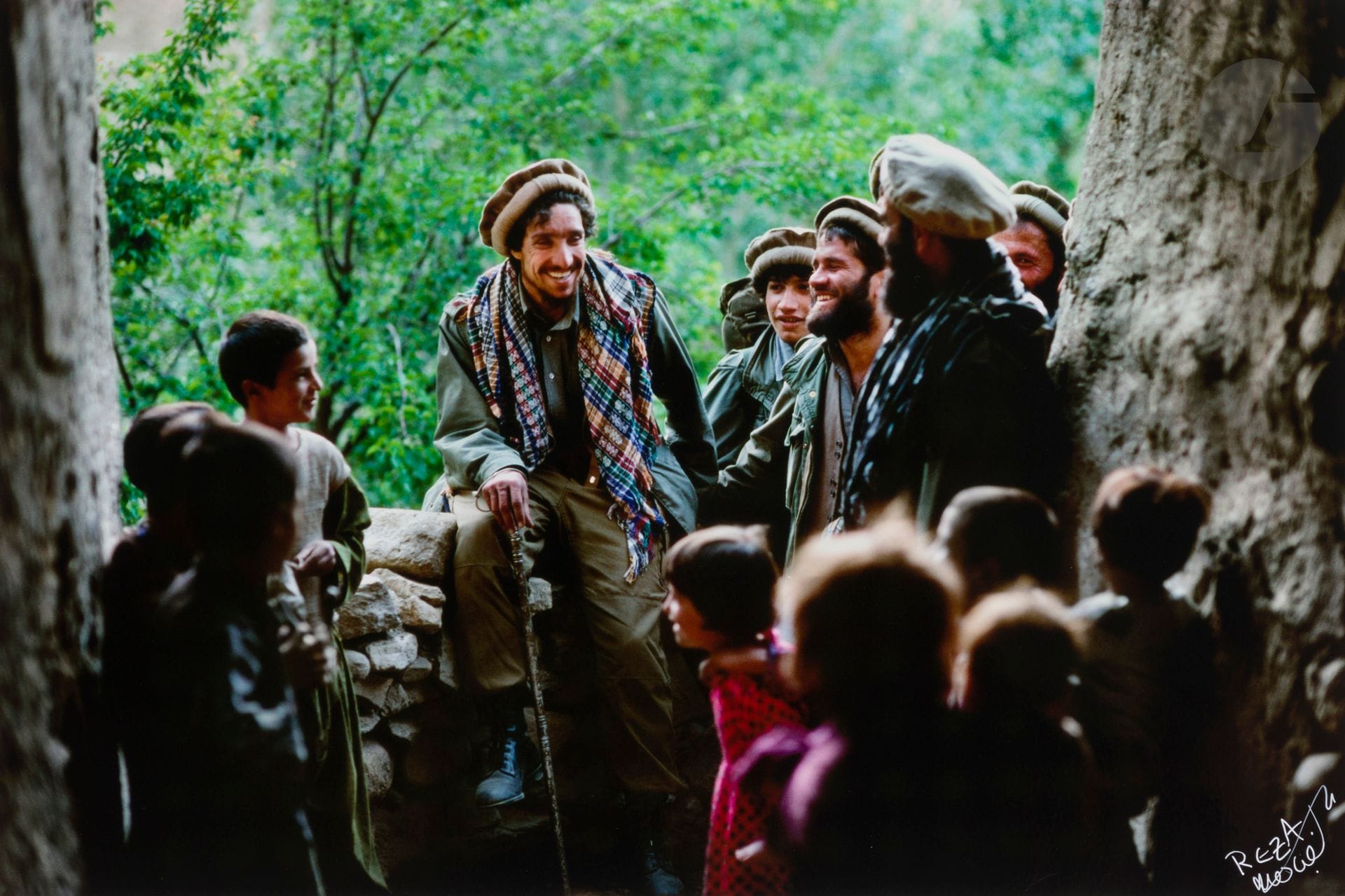 
Reza (Reza Deghati, dit) (1952) 

Le rêve d’un instituteur.

Le commandant Massoud. Afghanistan, 1985.

Épreuve chromogénique, signée en bas à droite. Signature du photographe et numérotation à 25 exemplaires au verso. L’œuvre est accompagnée d’une légende autographe de Reza racontant l’histoire de sa photographie. 

Image: 30x45cm

Feuille: 44,7x59,7cm



Vente au profit de l’association ACT & HELP - lots 1 à 49
