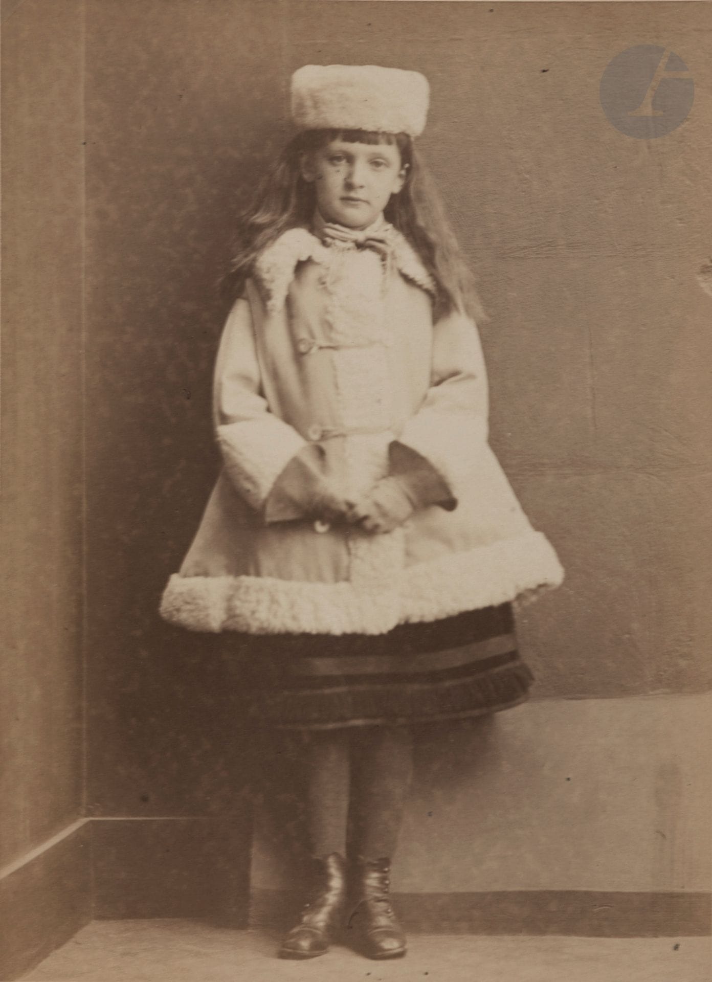 Lewis Carroll (1832-1898)
Alexandra Kitchin, dite Xie (Christie), en Dane, 1873. 
Épreuve sur papier albuminé, contrecollée sur carton au format carte cabinet. Annotation manuscrite «The Dane 2432» au verso du montage. 
14x11,3cm