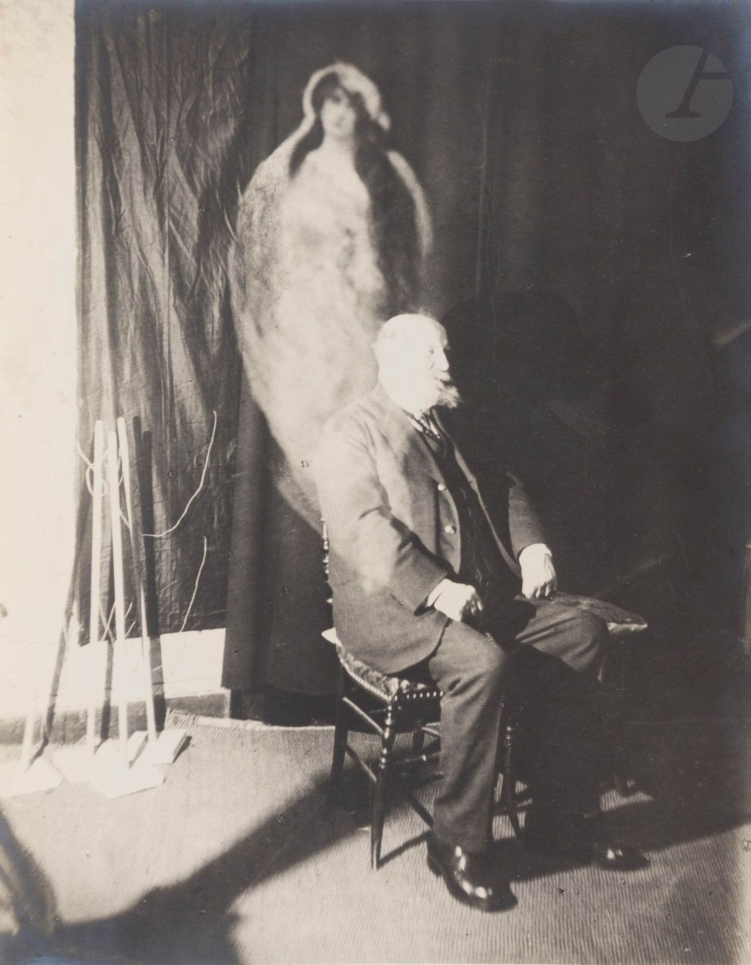 Photographe du groupe niçois Fiat-Lux
Spiritisme, c. 1937.
Épreuve argentique d’époque sur papier Gevaert. 
30x24cm avec marges