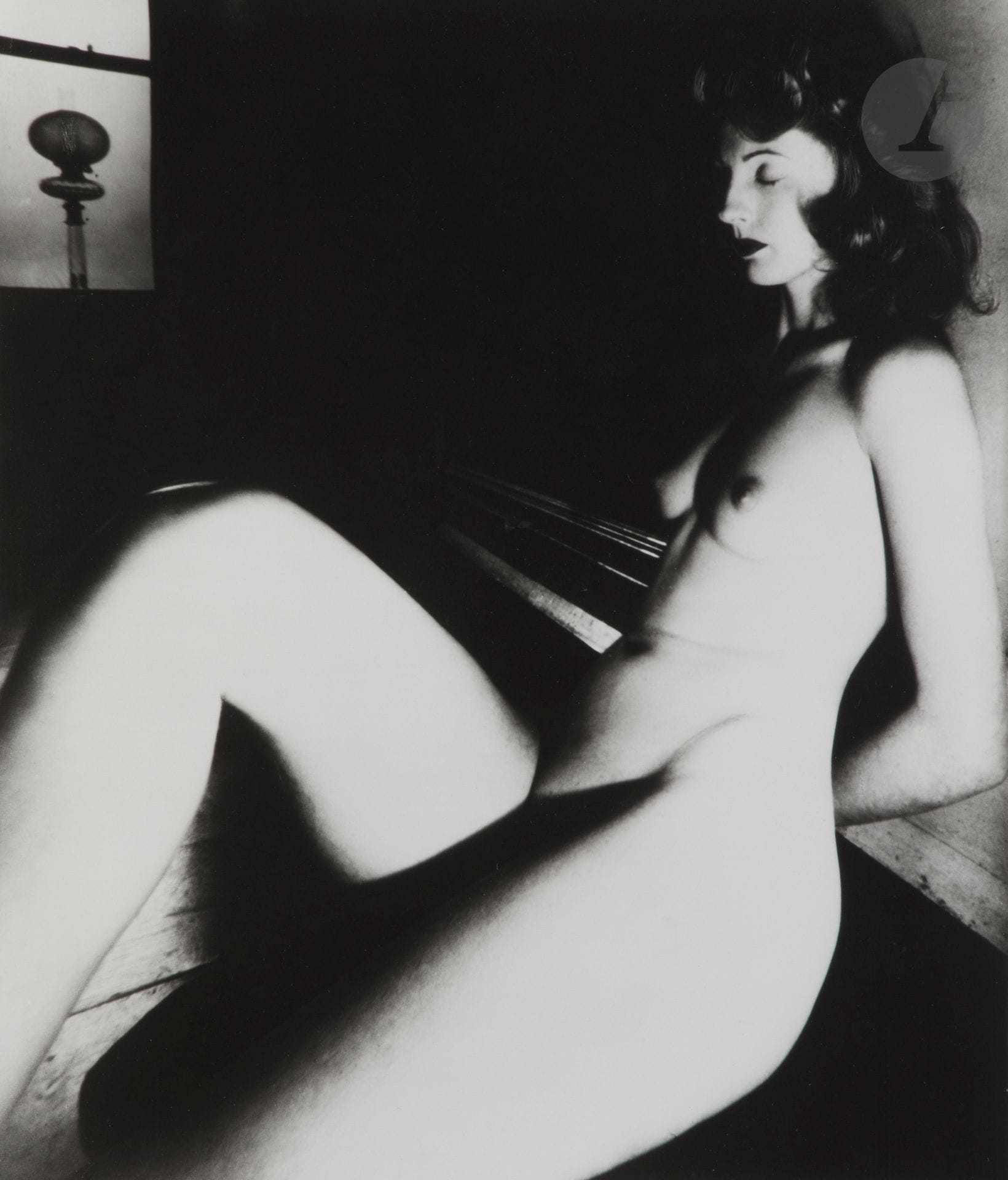 Bill Brandt (1904-1983)
Nude, Campden Hill. Londres, 1949. 
Épreuve argentique (c. 1975), signée à l’encre dans la marge en bas à droite. 
Image: 34,5x29,5cm 
Feuille: 40,5x30,5cm