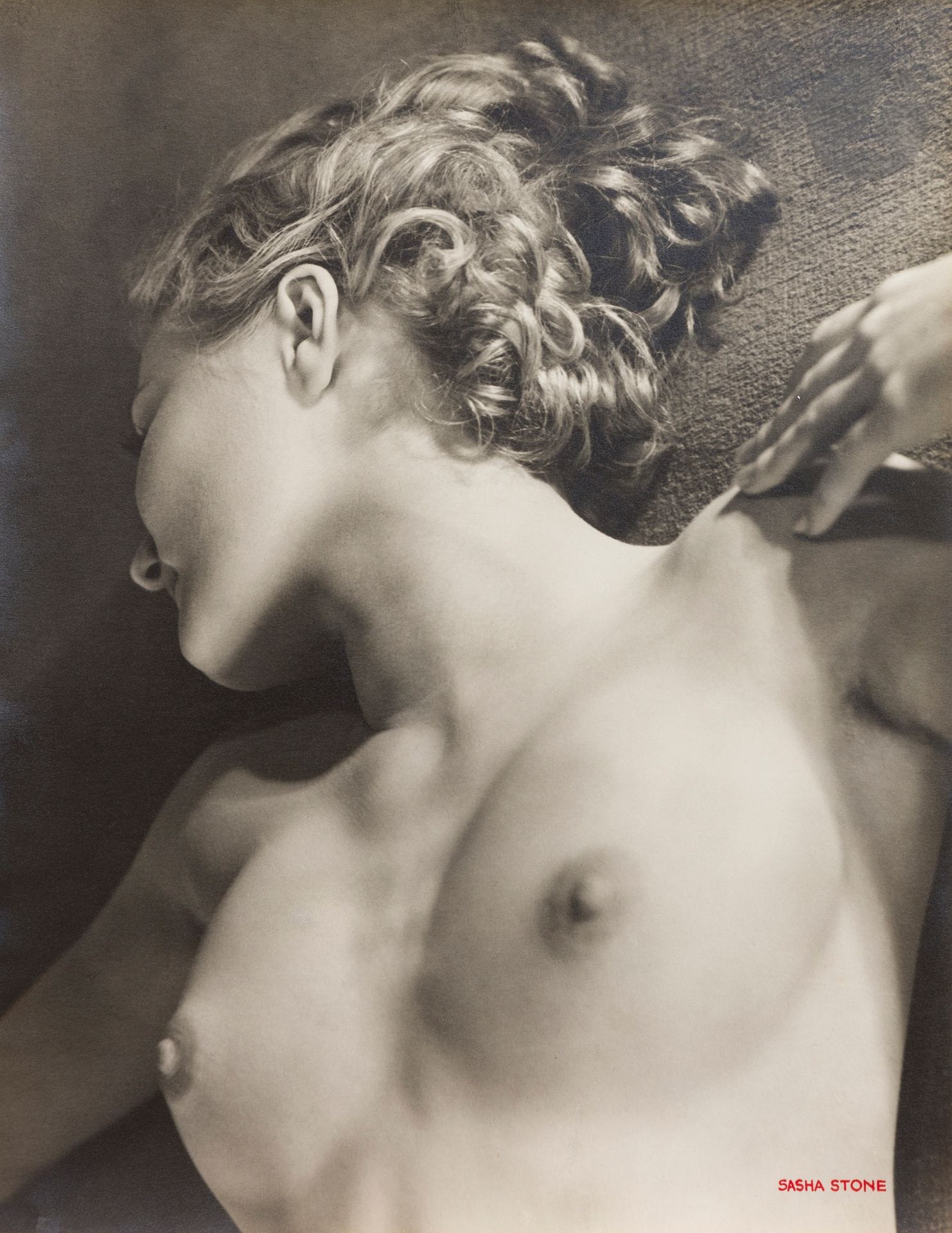 Sasha Stone (1895-1940
)Nude from the Women series, c. 1932. 
Vintage silver print, signed in red gouache lower right. Stamp "Copyright Stone - Bruxelles" on the reverse with the handwritten reference 38575 in red ink. 
39,5x29,5cmBibliography

: 
- Sasha Stone, Collection of photographic studies of the human body. N°1. Women. 20 plates by Sasha Stone, Paris, Éditions Arts et Métiers Graphiques, 1933, cover. 
- Eckhardt Köhn, Sasha Stone. Fotografien 1925-1939, Berlin, Dirk Nishen, 1990, p. 90.






