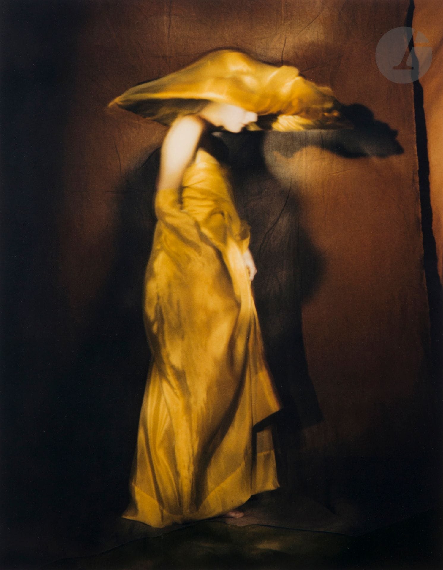 Paolo Roversi (1947)
Guinevere pour Yohji Yamamoto. Studio rue Paul Fort. Paris, 25 novembre 1996. 
Épreuve chromogénique (2013). Épreuve d’artiste «A.P.1» signée sur étiquette au verso de l’encadrement. 
80x60cm - cadre