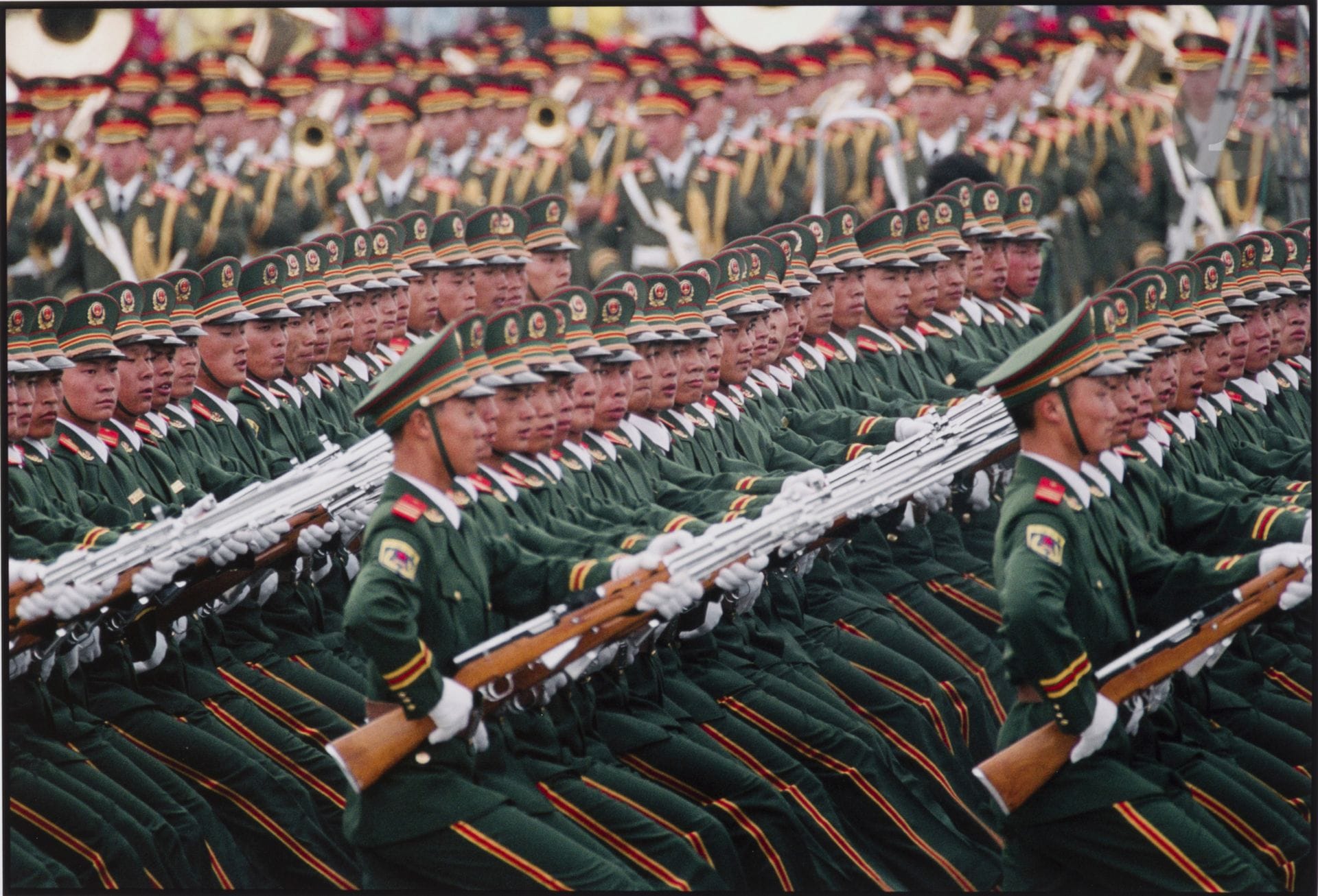 
David Hume Kennerly (1947)

50th Anniversary of the People’s Republic of China, Beijing, 1er octobre 1999. 

Épreuve pigmentaire, signée, titrée et datée à l’encre dans la marge en bas. Tampons et signature du photographe, titre et date à l’encre au verso. L’œuvre est accompagnée d’une légende autographe de David Hume Kennerly racontant l’histoire de sa photographie. 

Image: 28,3x41,5cm 

Feuille: 40,5x50,5cm



Vente au profit de l’association ACT & HELP - lots 1 à 49

