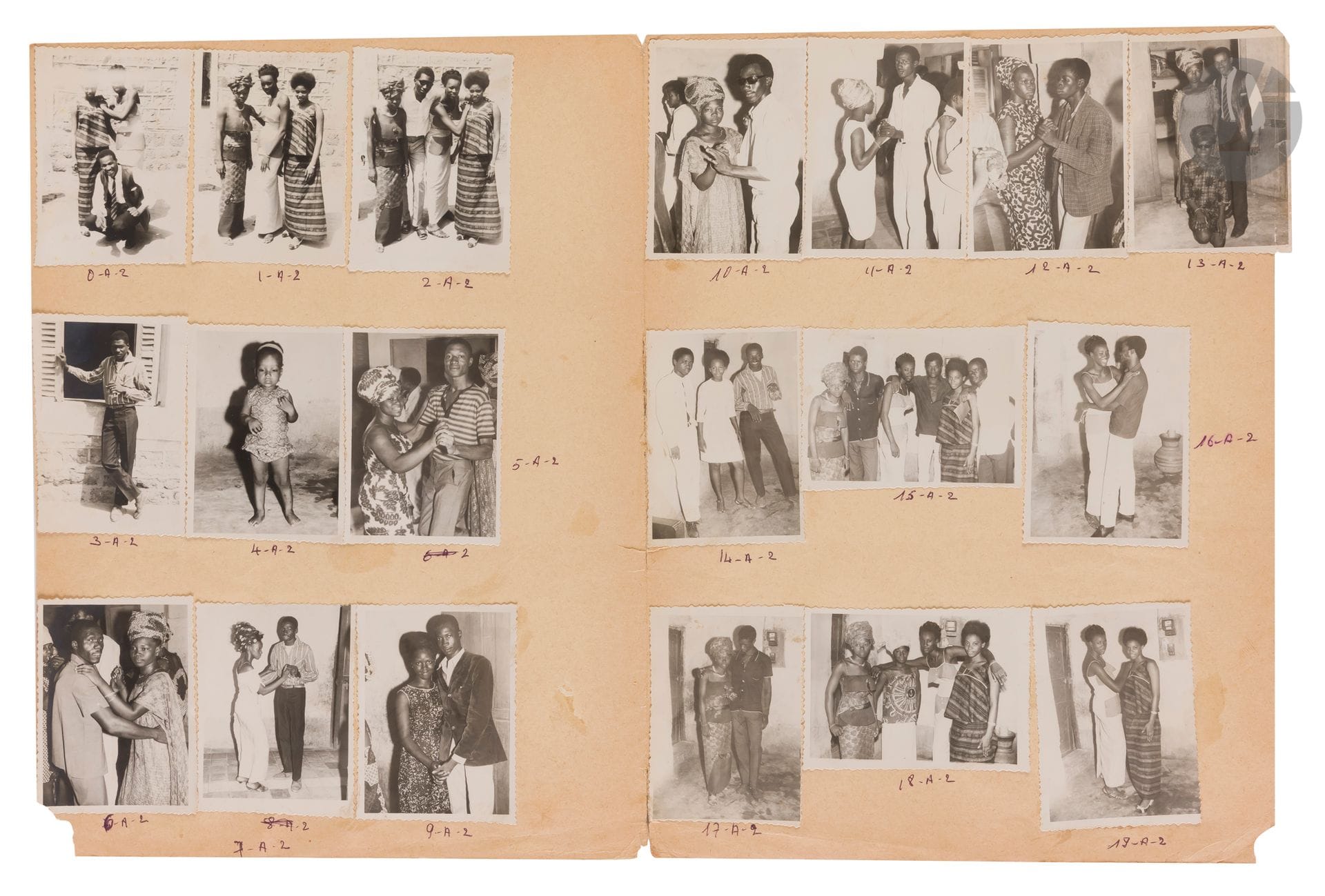 
Malick Sidibé (1936-2016)

Bamako. Mali, 1968.

Mariage Bayni Touré. 

Chemise composée de 19 épreuves argentiques d’époque, contrecollées sur une double page. Titre, date et annotations manuscrites sur la chemise. 

Format moyen des épreuves: 8,4x6cm



Studios africains, une collection particulière - N° 293 à 329.
