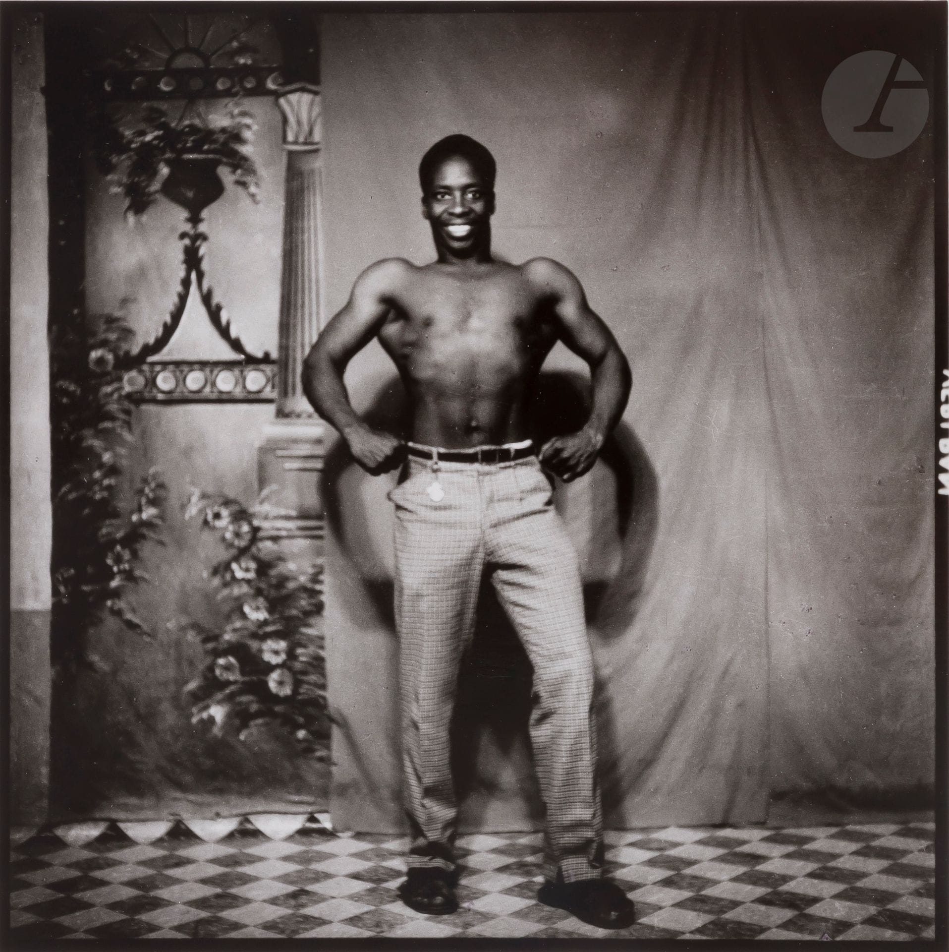 
Sanlé Sory (1943) 

Sory fort ! [autoportrait]. Bobo-Dioulasso. Burkina Faso, 1971.

Épreuve argentique (2015), tirée par Philippe Salaun, signée, titrée et datée à l’encre dans la marge en bas. Tampon, signature du tireur et date au verso. 

Image: 20,6x20,5cm 

Feuille: 30,4x23,8cm



Studios africains, une collection particulière - N° 293 à 329.
