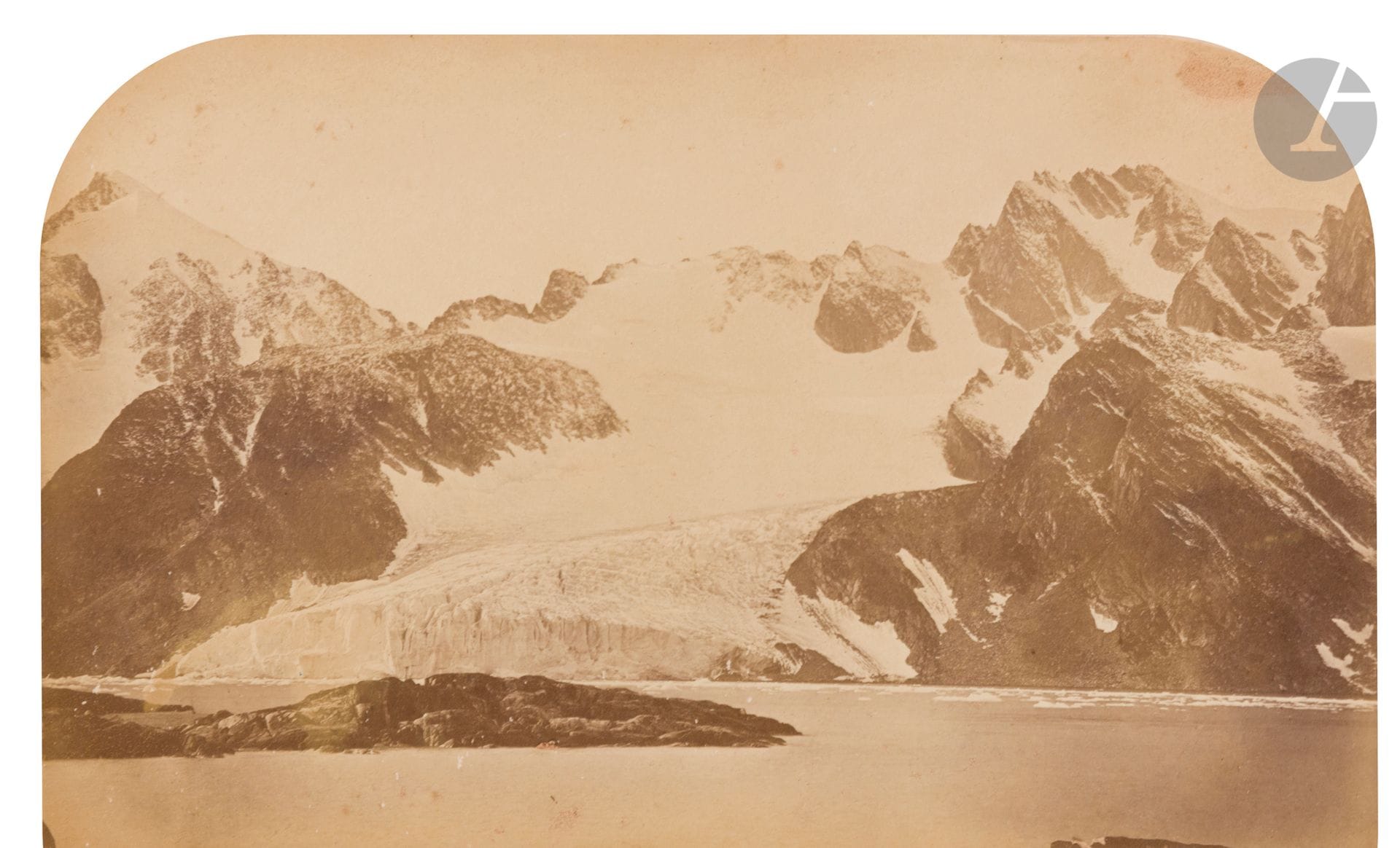 Axel W. Enwall (1844-1912)
Norvège. Spitzberg, 1872-1873.
Exploration arctique à bord du Sofia menée par Nils Adolf Erik Nordenskiöld.
Quatre (4) épreuves sur papier albuminé, contrecollées sur cartons. Annotations, dates et signatures de la main de Nils Adolf Erik Nordenskiöld sur les montages.
Format moyen: 12x19cm