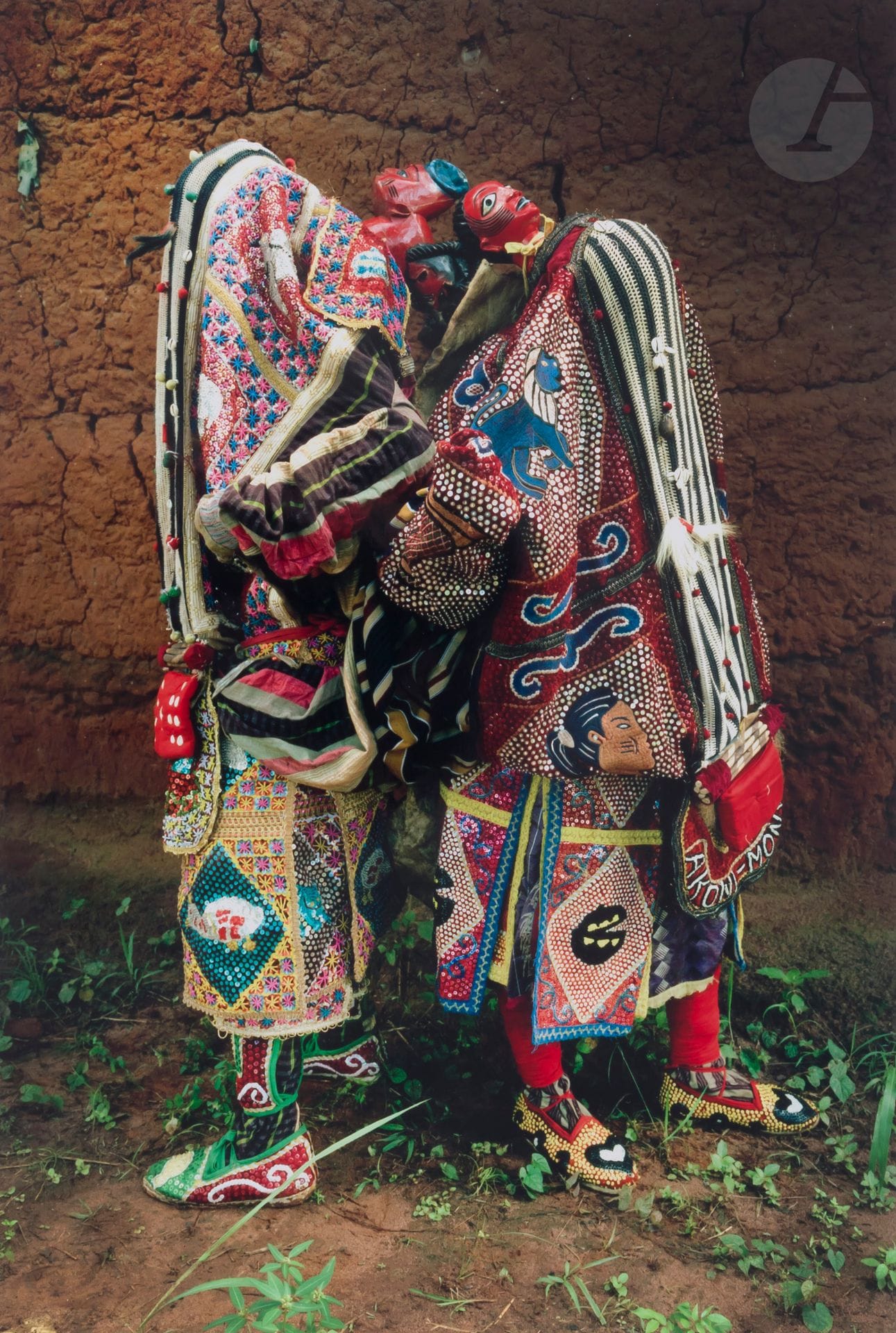 
Leonce Raphael Agbodjelou (1965) 

Série Egungun. Porto Novo. Bénin, 2011-2012.

Épreuve chromogénique, signée avec le tampon du photographe au verso. 

Image: 36x24cm 

Feuille: 40x30cm



Studios africains, une collection particulière - N° 293 à 329.
