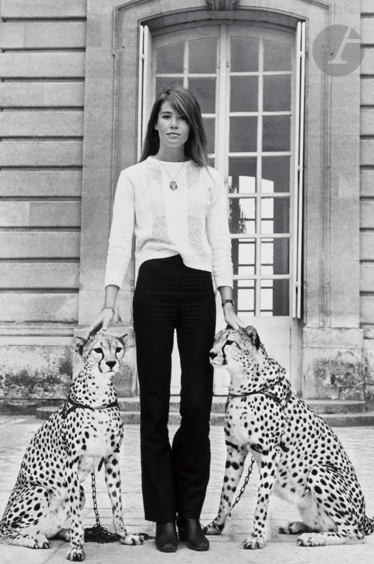 
Hugues Vassal (1933) 

Françoise Hardy au Château de Thoiry, 1969.

Épreuve pigmentaire, signée, titrée et datée au crayon au verso. L’œuvre est accompagnée d’une légende autographe d’Hugues Vassal racontant l’histoire de sa photographie. .

Image: 45x30cm

Feuille: 57,9x43,2cm



Vente au profit de l’association ACT & HELP - lots 1 à 49
