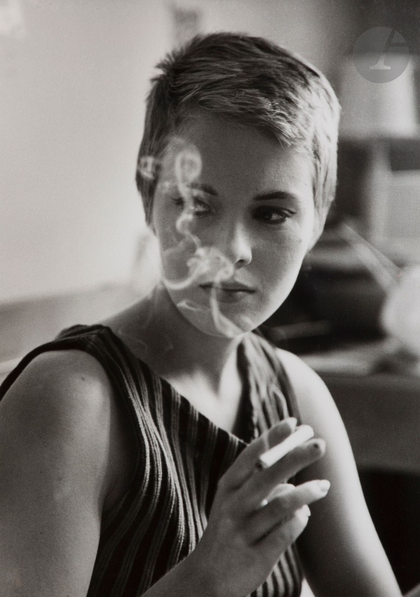 Raymond Cauchetier (1920-2021)
Jean Seberg sur tournage d’À bout de souffle de Jean-Luc Godard, 1959.
Épreuve argentique (2016). Signature, tampon, date et numérotation 1/1 au verso. Certificat d’authenticité signé et titré sur étiquette au verso du cadre. 
Image: 58x42,5cm
Feuille: 60x50cm
