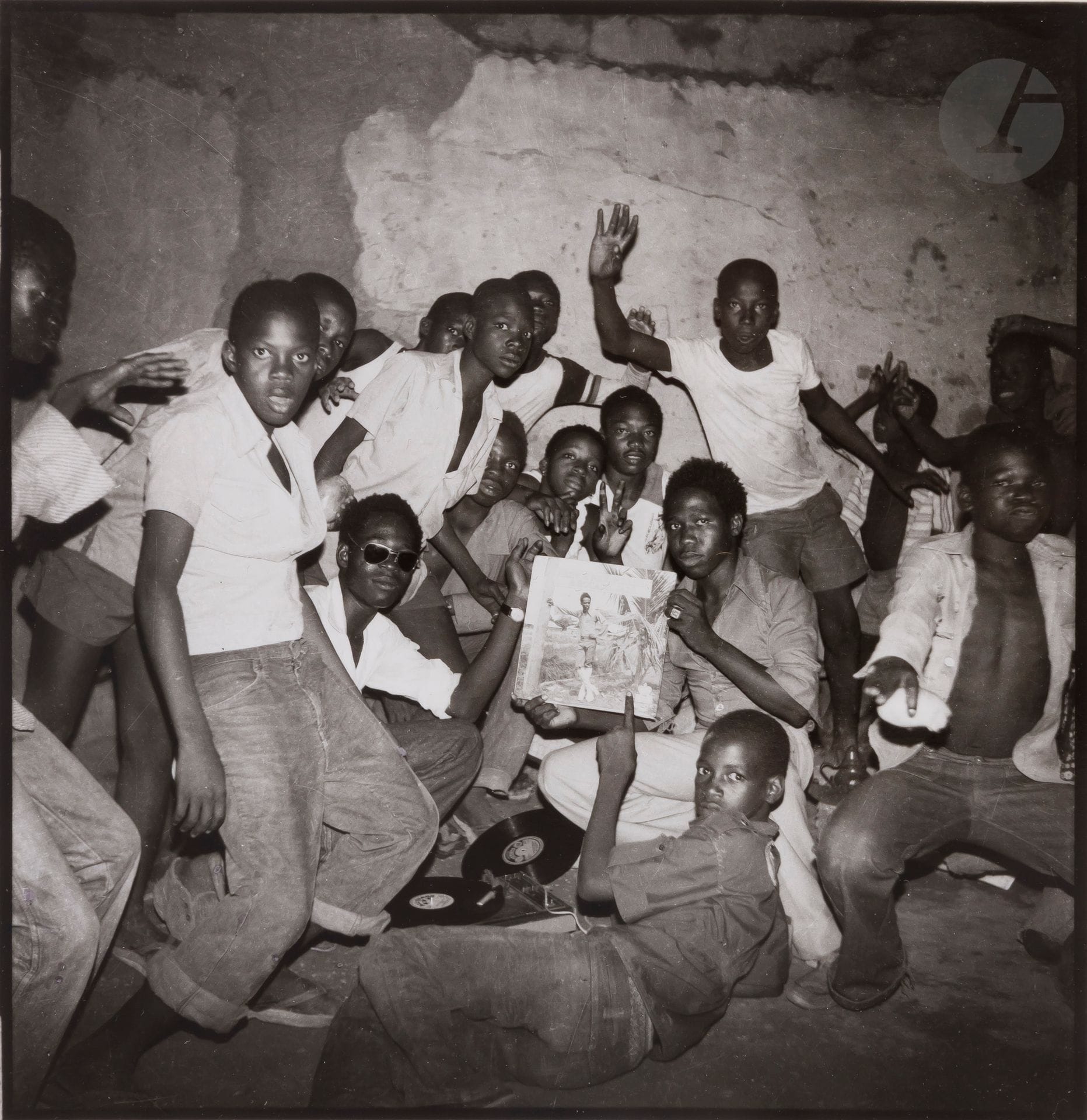 
Sanlé Sory (1943) 

Jeunes fans de Prince Nico Mbarga. Bobo-Dioulasso. Burkina Faso, c. 1975.

Épreuve argentique (c. 2015), signée à l’encre dans la marge en bas. 

Image: 20,7x20,4cm 

Feuille: 30,4x23,8cm



Studios africains, une collection particulière - N° 293 à 329.
