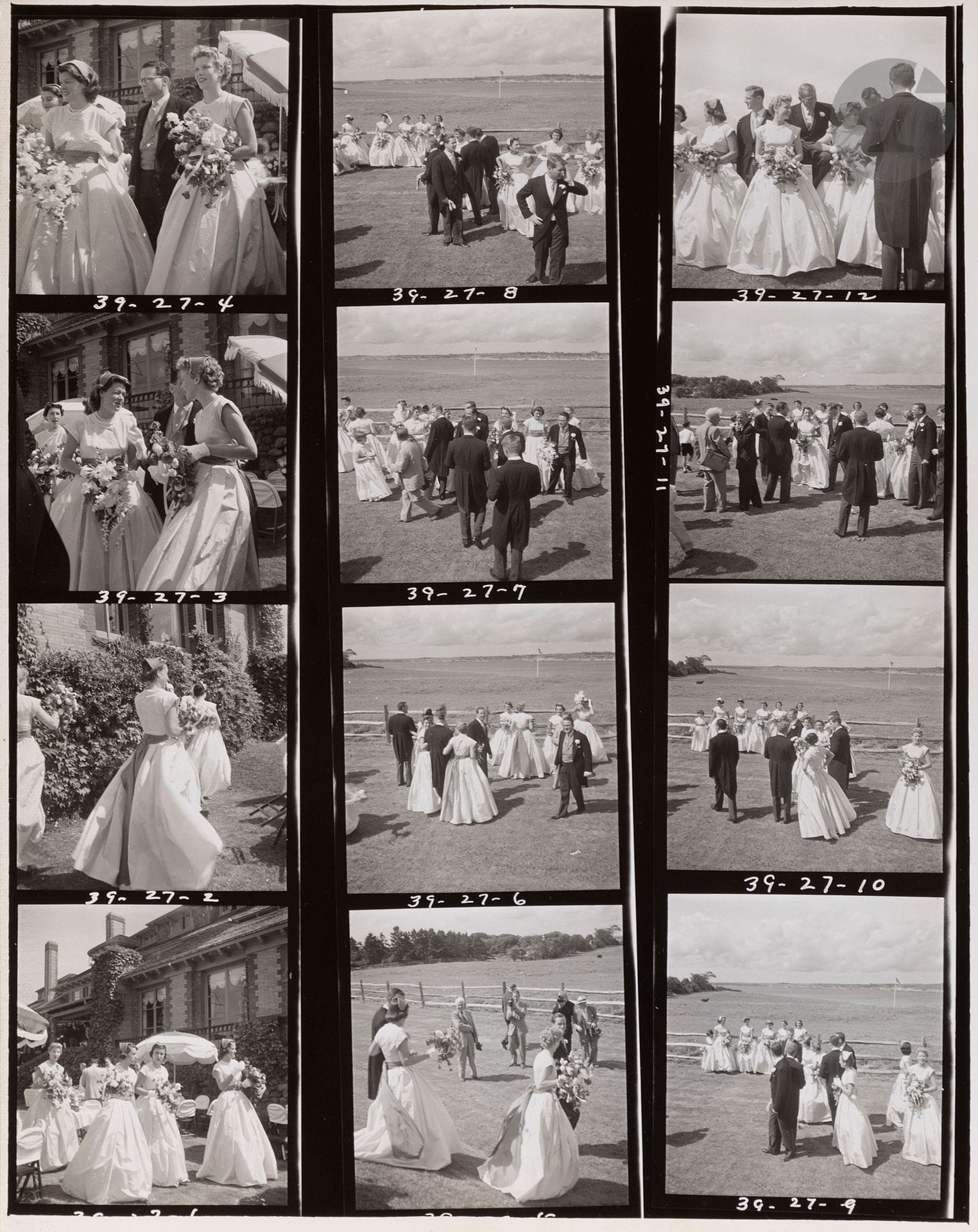 
Toni Frissell (1907-1988)

Mariage de Jackie et John F. Kennedy. Newport, 1953.

Épreuve argentique (1961). Crédit du photographe, tampon d’agence et annotations manuscrites de John Morris au verso.

Image: 19,7x19,3cm

Feuille: 25,2x20,3cm



On joint: 

Les demoiselles d’honneur au mariage de Jackie et John F. Kennedy. Newport, 1953.

Planche contact argentique (1960). Tampon du photographe et annotations manuscrites de John Morris au verso.



25,2x20,4cm
