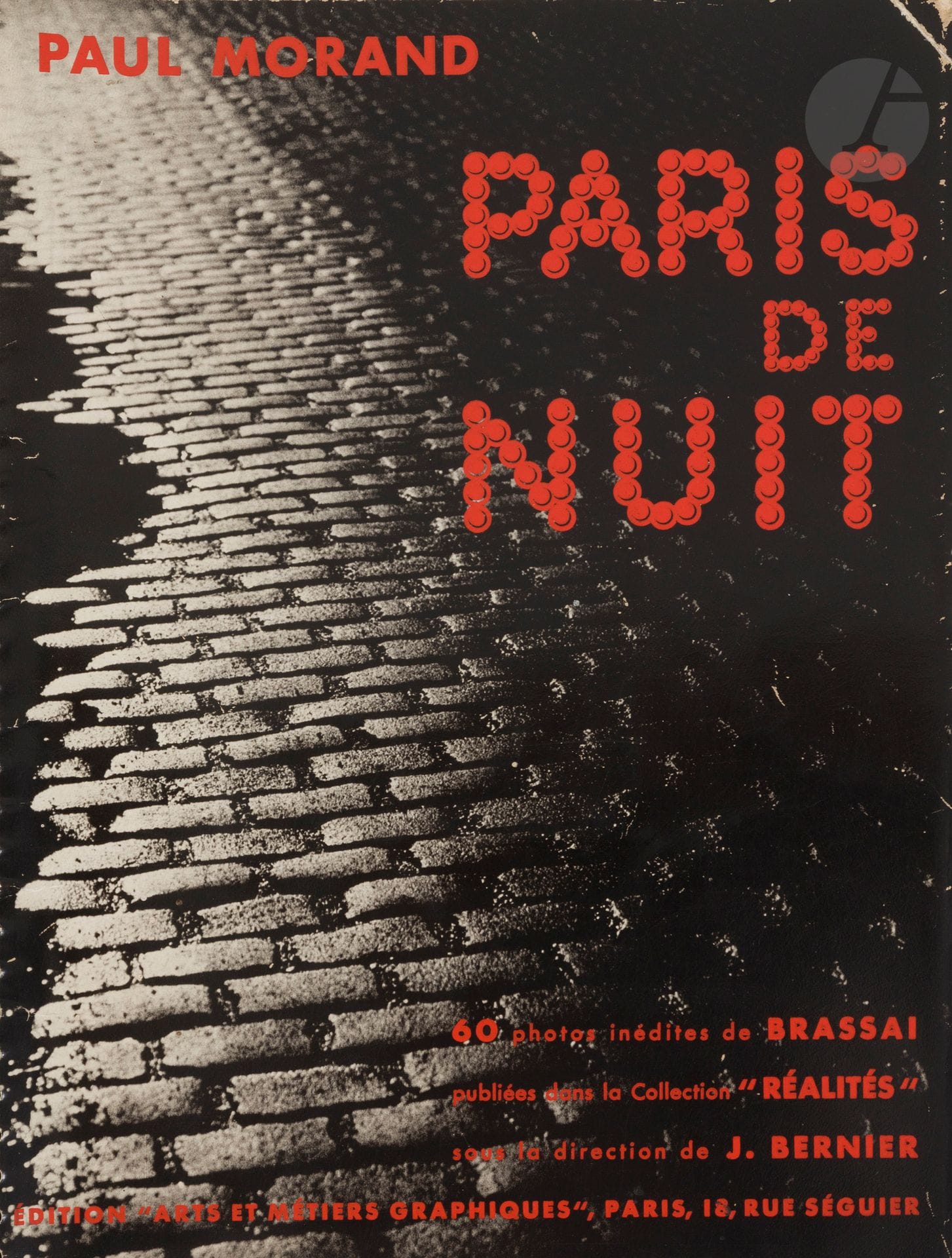 Brassaï (Gyula Halasz, dit) (1899-1984) - Paul Morand (1888-1976)
Paris de Nuit.
60 photos inédites de Brassaï publiées dans la collection «Réalités» sous la direction de J. Bernier.
Éditions Arts et Métiers Graphiques, Paris, 1933.
In-8 (25x19cm). Édition originale. Couverture cartonnée illustrée et reliure à spirales. Ouvrage illustré de 62 héliogravures en pleine page.