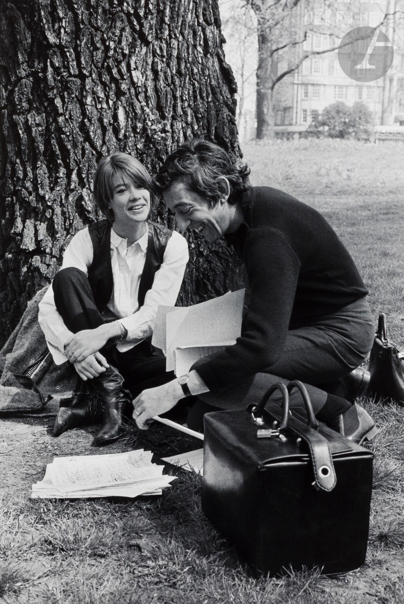 
Hugues Vassal (1933) 

Serge Gainsbourg et Françoise Hardy répètent dans Hyde Park la chanson Comment te dire adieu. Londres, 1970.

Épreuve pigmentaire, signée, titrée et datée au crayon au verso. L’œuvre est accompagnée d’une légende autographe d’Hugues Vassal racontant l’histoire de sa photographie. 

Image: 45x30cm

Feuille: 57,7x43,2cm



Vente au profit de l’association ACT & HELP - lots 1 à 49
