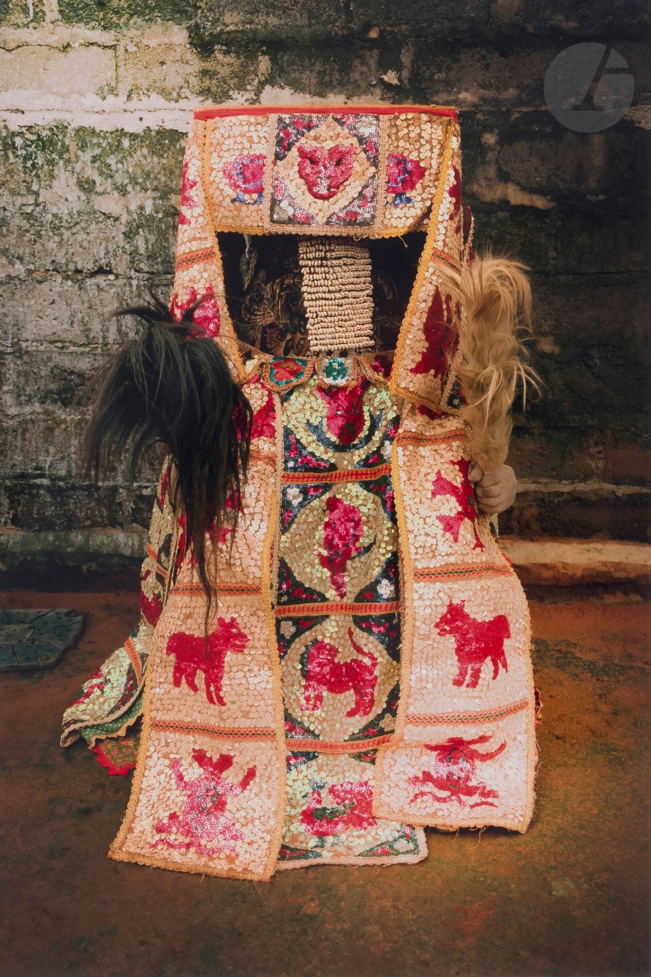 
Leonce Raphael Agbodjelou (1965) 

Série Egungun. Porto Novo. Bénin, 2011-2012.

Épreuve chromogénique, signée avec le tampon du photographe au verso.  

Image: 36x24cm 

Feuille: 40x28cm



Studios africains, une collection particulière - N° 293 à 329.