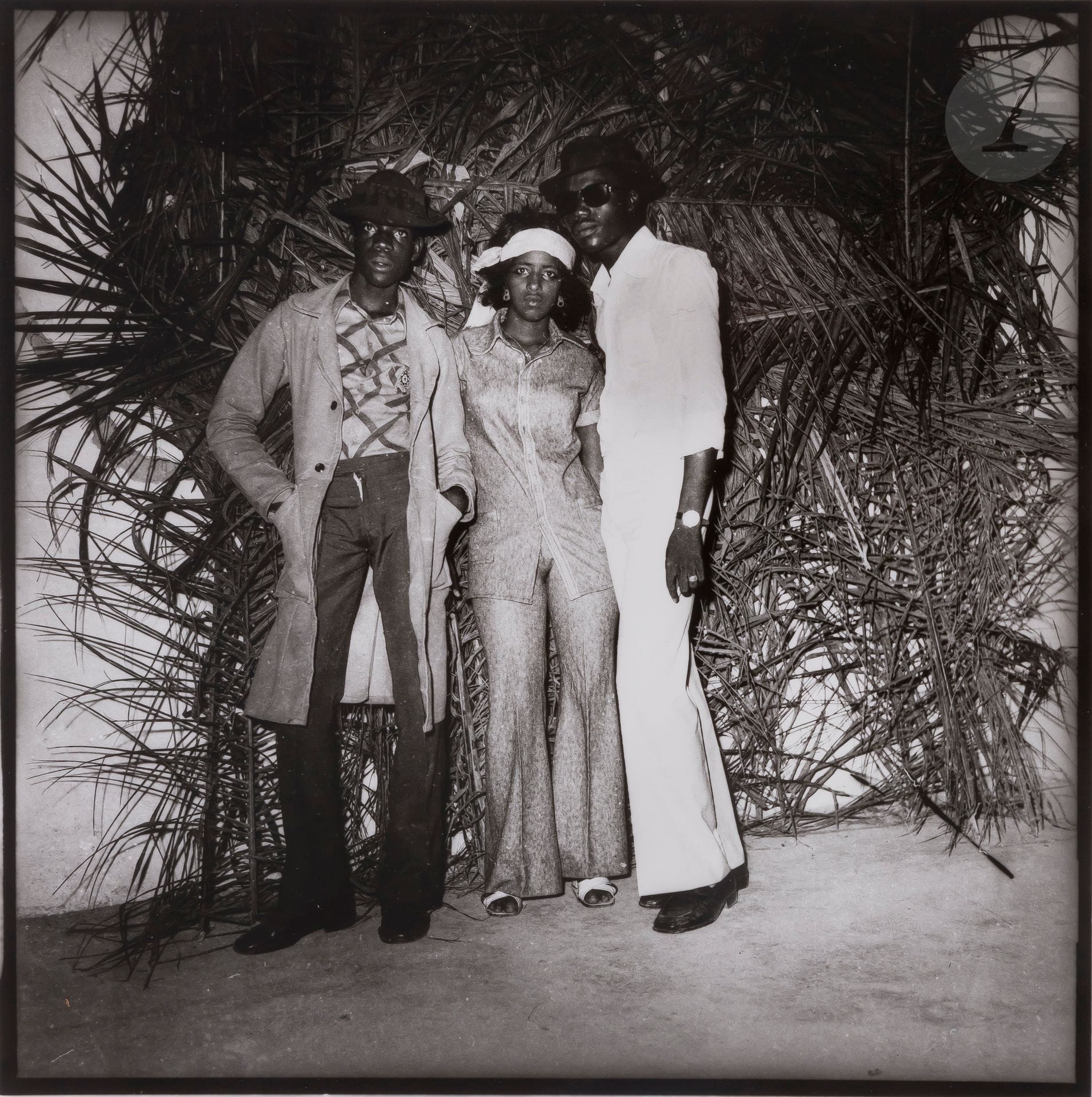 
Sanlé Sory (1943)

Les trois fêtards. Bobo-Dioulasso. Burkina Faso, c. 1975.

Épreuve argentique (c. 2015), signée et titrée à l’encre dans la marge en bas. 

Image: 20,6x20,5cm 

Feuille: 30,4x23,8cm



Studios africains, une collection particulière - N° 293 à 329.
