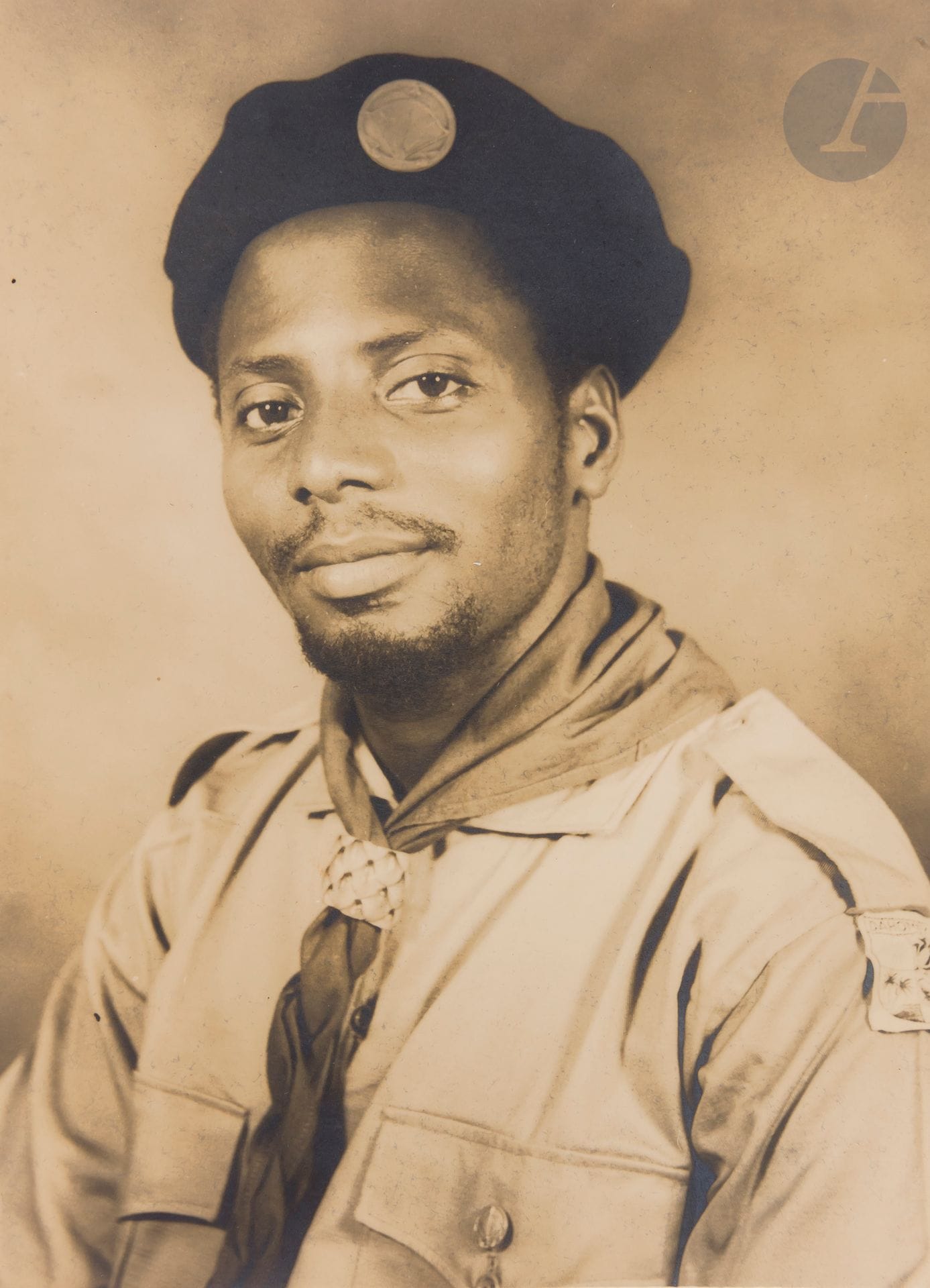 
Félicien Rodriguez

Parakou. Bénin, c. 1950-1960. 

Autoportraits et studio du photographe. 

Cinq (5) épreuves argentiques d’époque. Tampon du photographe (1) au verso 

Formats: de 11,7x8,5 à 18x13cm



Studios africains, une collection particulière - N° 293 à 329.