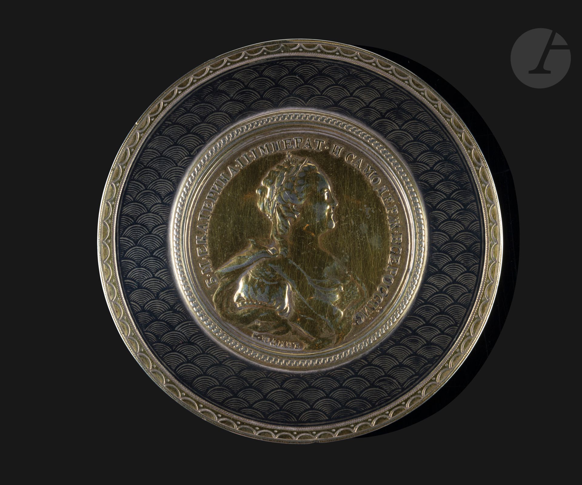 Tabatière ronde en vermeil et nielle. Veliky Oustioug, 1786. 
Le couvercle enserre une médaille en mémoire de la paix conclue avec la Porte en 1774. Le fond dans une réserve circulaire amatie porte les initiales « ЯП » en argent niellé, sans doute le nom du récipiendaire. La ceinture, le tour de la médaille et le tour enserrant la réserve du fond sont gravés d’écailles niellées. 
Poinçons : aigle bicéphale, contrôle 1786 et essayeur « А•Т » (Alexeï Ivanov Torlov) et orfèvre « I Ж » (Ivan Petrov Zhiline). 
Hauteur : 2,2 cm ; diamètre : 8,6 cm ; poids brut : 242 g

Une tabatière quasi-identique (légérement plus grande), se trouve au musée de l'Ermitage (n° inv. ЭРО-2421) mais datée de 1787. Les initiales sur le fond ne sont pas présentées.
Cette tabatière a été présentée lors de l'Exposition "C'est Potemkin lui-même!" À l'occasion du 280e anniversaire de Sa Grâce le Prince G.A. Potemkin-Tauride, à Saint-Pétersbourg du 8 décemmbre 2019 au 29 mars 2020.

Collection Michel Brodsky - lots de 92 à 154

[art russe]