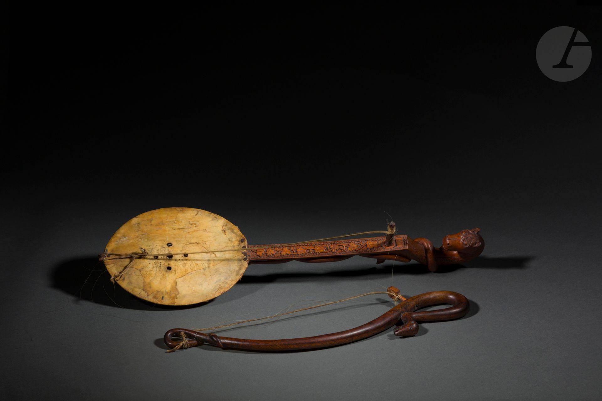 Guzla (ou gusle) en bois avec son archet. Serbie, 1895. 
Guzle en bois sculpté. Le corps tendu de peau est sculpté de ceps et de grappes de raisins et de deux personnages : à gauche Kraljević Marko et à droite Miloš Obilić. Le long manche se termine par une tête de cheval, le cou enroulé d’un serpent, avec un petit cartel avec la date gravée « 1895 ». L’archet à une corde en crin de cheval représente un serpent formant un grand S. 
Hauteur de la guzla : 69 cm ; dimensions de la caisse : 25 x 19 cm ; hauteur de l’archet : 52,5 cm

Kraljević Marko (Prince Marko) un des noms sous lesquels est connu Marko Mrnjavčević (vers 1335-1395), roi des Serbes de 1371 à 1395. 
Miloš Obilić (vers 1350-1389), chevalier serbe qui tua le sultan Mourad I. En son honneur, le royaume de Serbie a créé Médaille de la Bravoure Miloš Obilić en 1913. 
Tous les deux sont des héros très populaires et font partie des personnages les plus importants de la poésie épique serbe.

[art russe]