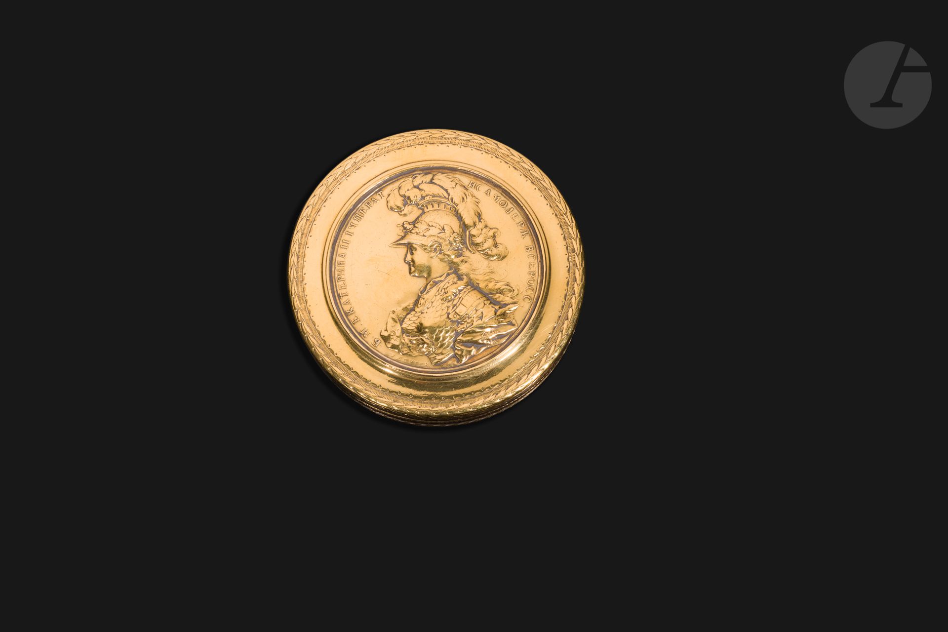 Tabatière ronde en vermeil. Moscou, fin du XVIIIe siècle. 
Sur le couvercle, l’avers de la médaille du couronnement de Catherine II en armure. Sur la face intérieure du couvercle, le revers de la médaille de l’inauguration du monument de Pierre I. 
Poinçons : Moscou. Trace d’un poinçon d’orfèvre ? Pas d’autres poinçons apparents. 
Hauteur : 1,9 cm ; diamètre : 8,7 cm ; poids : 176 g

Collection Michel Brodsky - lots de 92 à 154

[art russe]
