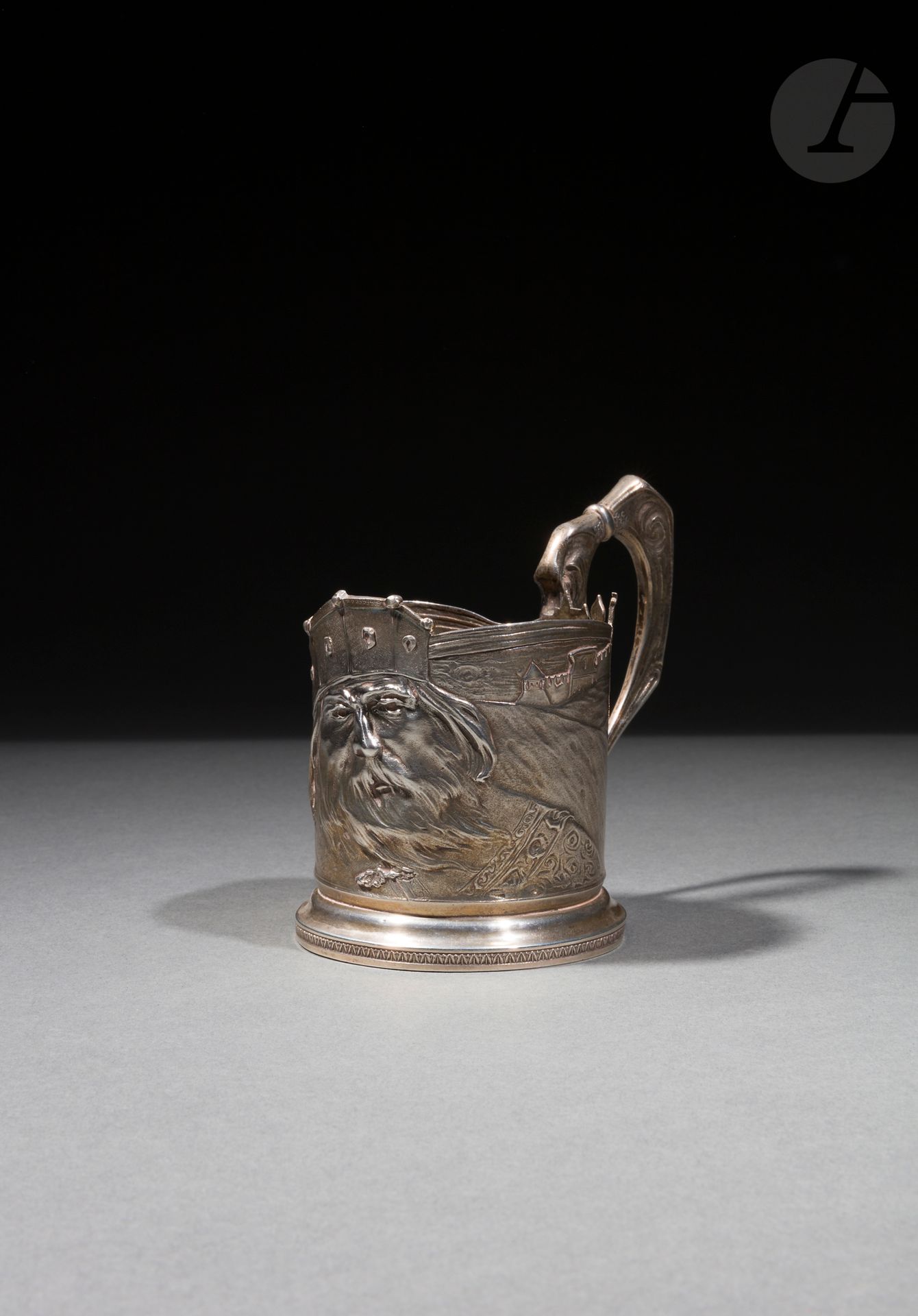 Porte-verre à thé. Saint-Pétersbourg, début du XXe siècle. 
En argent repoussé au motif du roi des mers avec la ville de Novgorod, décor de l’épopée « Sadko, le riche marchand ». 
Poinçons : Saint-Pétersbourg après 1908, « 2ХА » (Deuxième artel artistique). 
Hauteur : 11 cm ; diamètre intérieur : 7,3 cm ; poids : 305 g

Collection Michel Brodsky - lots de 92 à 154

[art russe]