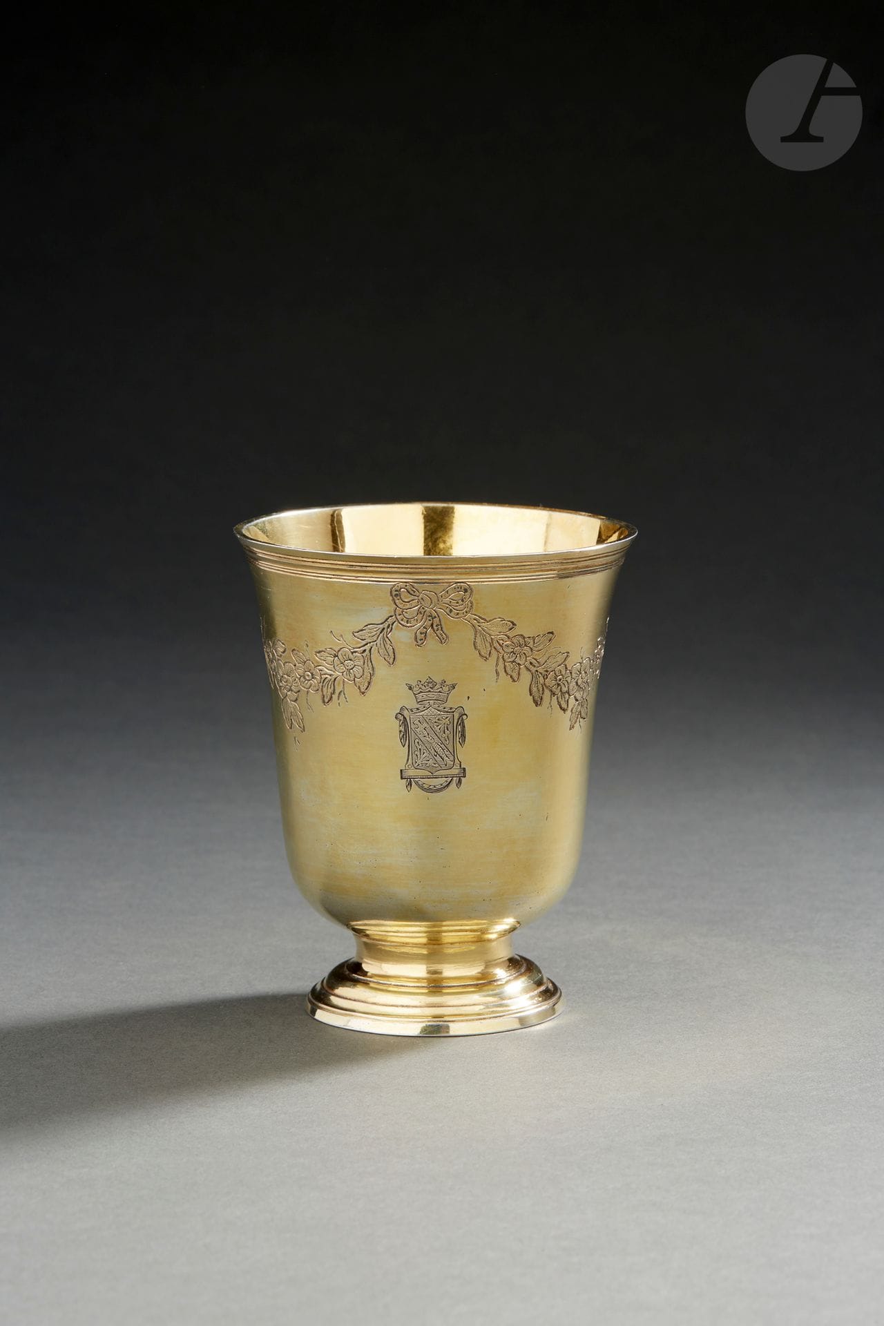 STRASBOURG 1774
Timbale en vermeil de forme tulipe reposant sur un piédouche uni, gravée, ciselée sous la bordure d’une guirlande de fleurs et de feuilles, maintenue à égale distance par un ruban noué. Elle est gravée d’armoiries sommées d’une couronne de marquis.
Maître orfèvre : attribuée à OTT
Poids : 184 g - hauteur : 10 cm