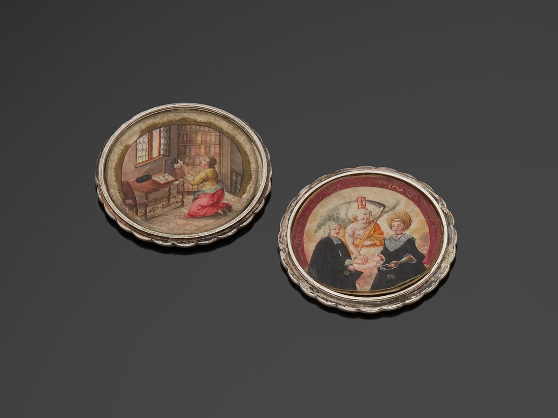 GERMANY END OF 17th CENTURY - BEGINNING OF 18th CENTURY
Circular silver box, the two guilloche lids are screwed and protect on each side a miniature on polychrome vellum symbolizing the wedding. On the border, a fragment of text partially readable in old German: " BALD FREUD - BALD LEID " " BIENTOT DE LA JOIE - BIENTOT DE LA SOUFFRANCE " and " SO MEGFELT DIE GERFLEN " - " IL ETASASABLE DE LA MORT ".
No mark of origin
Gross weight : 28 g - diameter : 4,2 cm