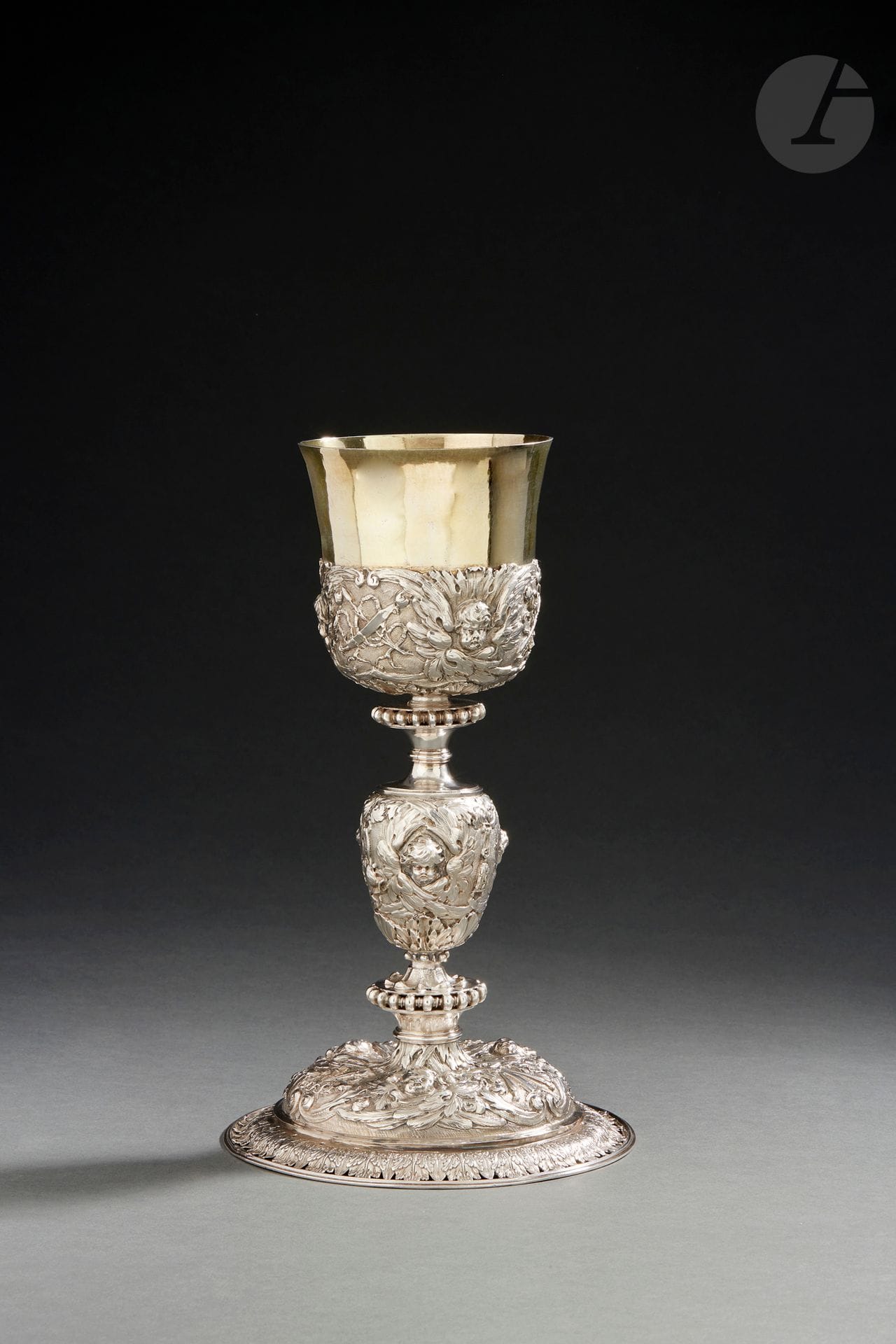 MONTPELLIER 1651 - 1652
Calice en argent, la coupe en vermeil. La base circulaire est bordée de feuilles d’acanthe ajourées à leur extrémité. L’ombilic est décoré en repoussé de réserves figurant des angelots et des instruments de la Passion en rappel sur le fût et la fausse coupe. Les anneaux intermédiaires sont godronnés.
Maître orfèvre : Jean FAURE reçu en 1639
Poids : 548 g - hauteur : 26 cm