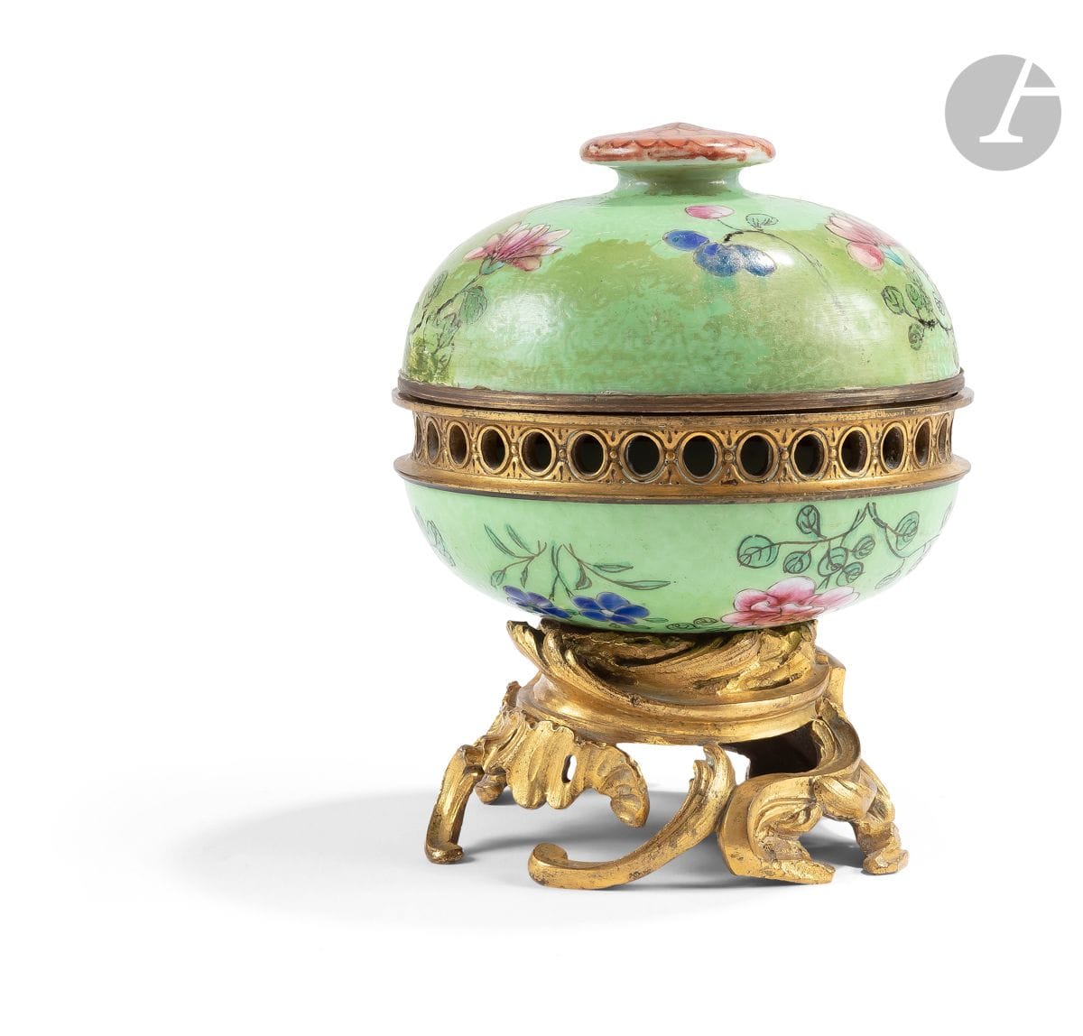 Vase pot-pourri en porcelaine de Chine fond vert du XVIIIe siècle (importants accidents et restaurations), la monture ajourée à décor de feuillages et rocailles.
Époque Louis XV.
H. : 18 cm, L. : 13 cm