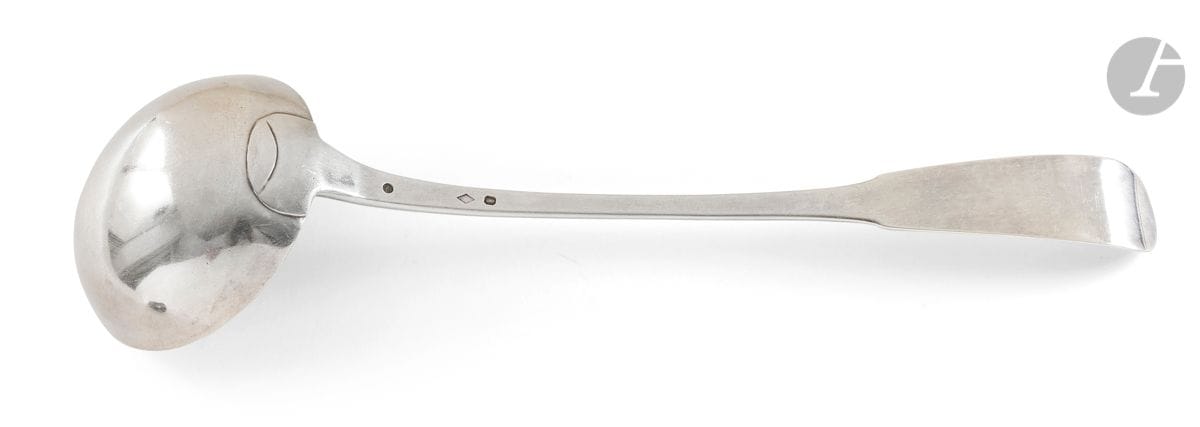PARIS 1819 - 1838
Louche en argent modèle uniplat.
Orfèvre : Jean-Baptiste VEYRIER, insculpe en 1834
Poids : 218 g - longueur : 33,6 cm