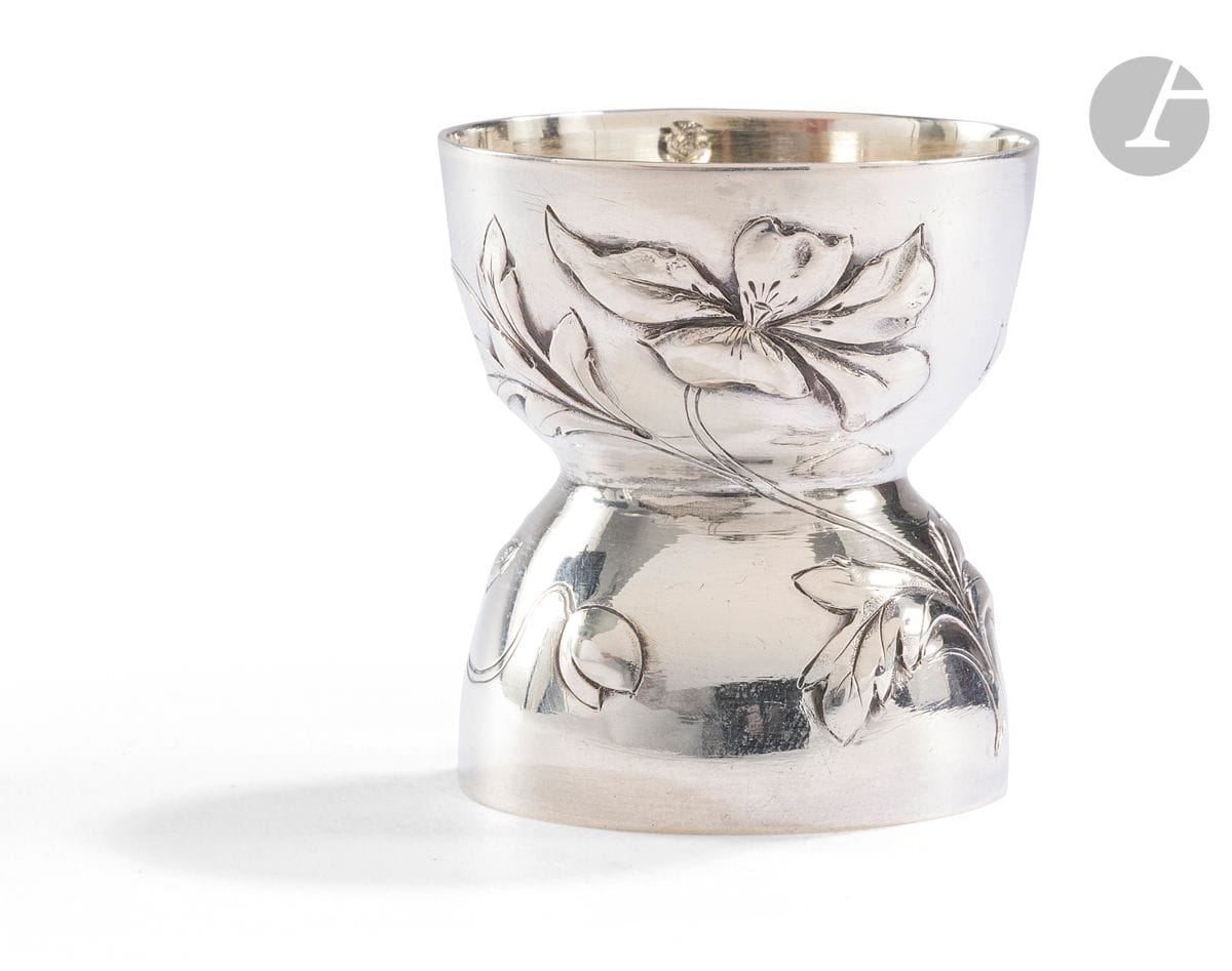 FRANCE ÉPOQUE ART NOUVEAU VERS 1900
Coquetier en argent, modèle diabolo appliqué d’une tige fleurie.
Poinçon minerve
Pas d’orfèvre
Poids : 40 g - hauteur : 5 cm