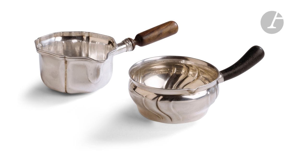 COPENHAGUE 1934 ET FRANCE FIN du XIXe SIÈCLE DÉBUT du XXe SIÈCLE
Lot composé de deux petites casseroles en argent, le manche en bois tourné. 
Poids brut : 242 g