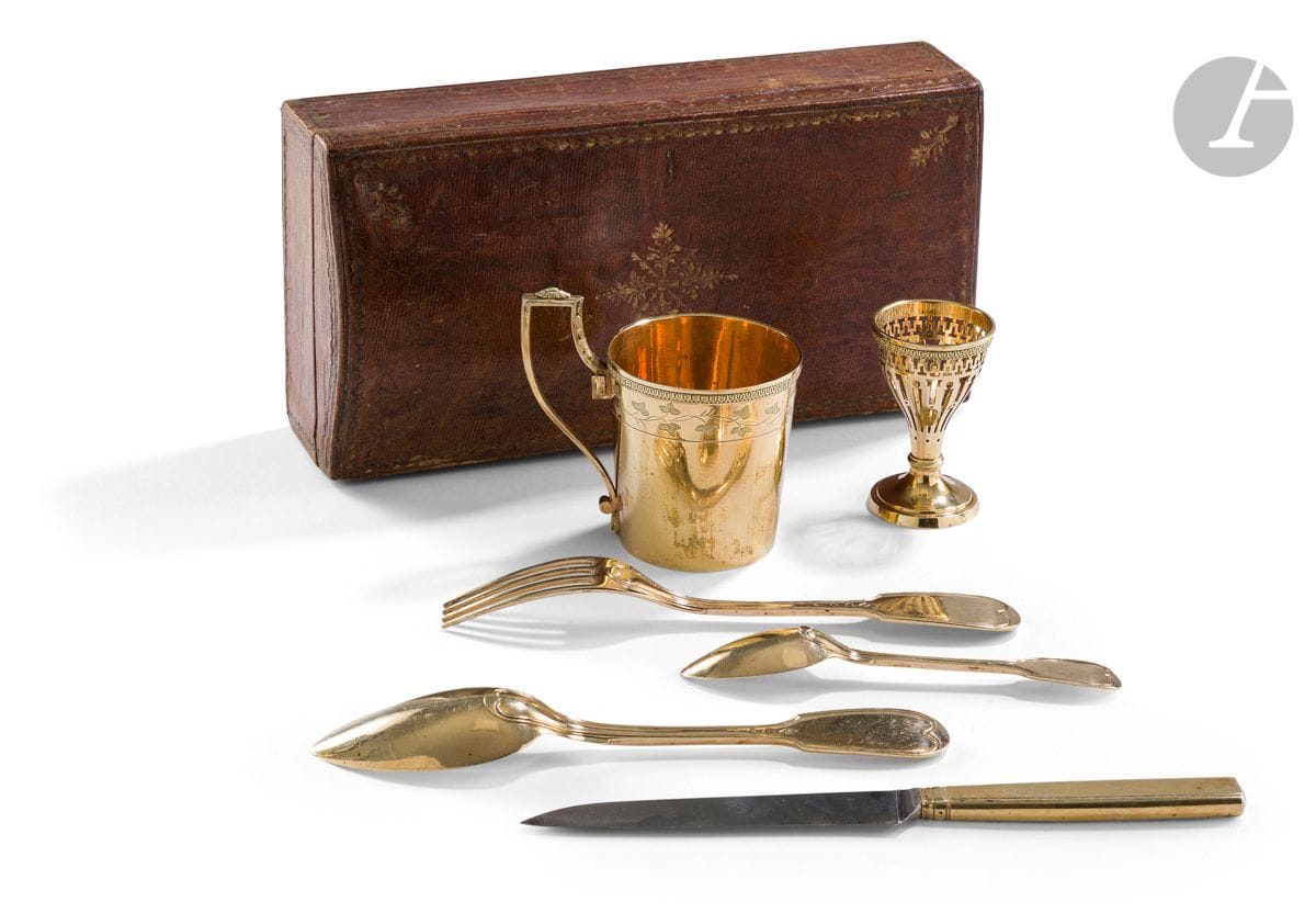 PROVINCE 1809 - 1819
A gilt travel set contained in a tan leather case, hinged and gilded with small irons (wear).  It contains : a cup with handle, a cutlery and its knife net model, an egg cup and a small spoon.
Goldsmith : OB un soleil - undetermined - 
Dimensions of the case : length : 26,3 cm - width : 13,2 cm - height : 6,3 cm
Gross weight : 498 g