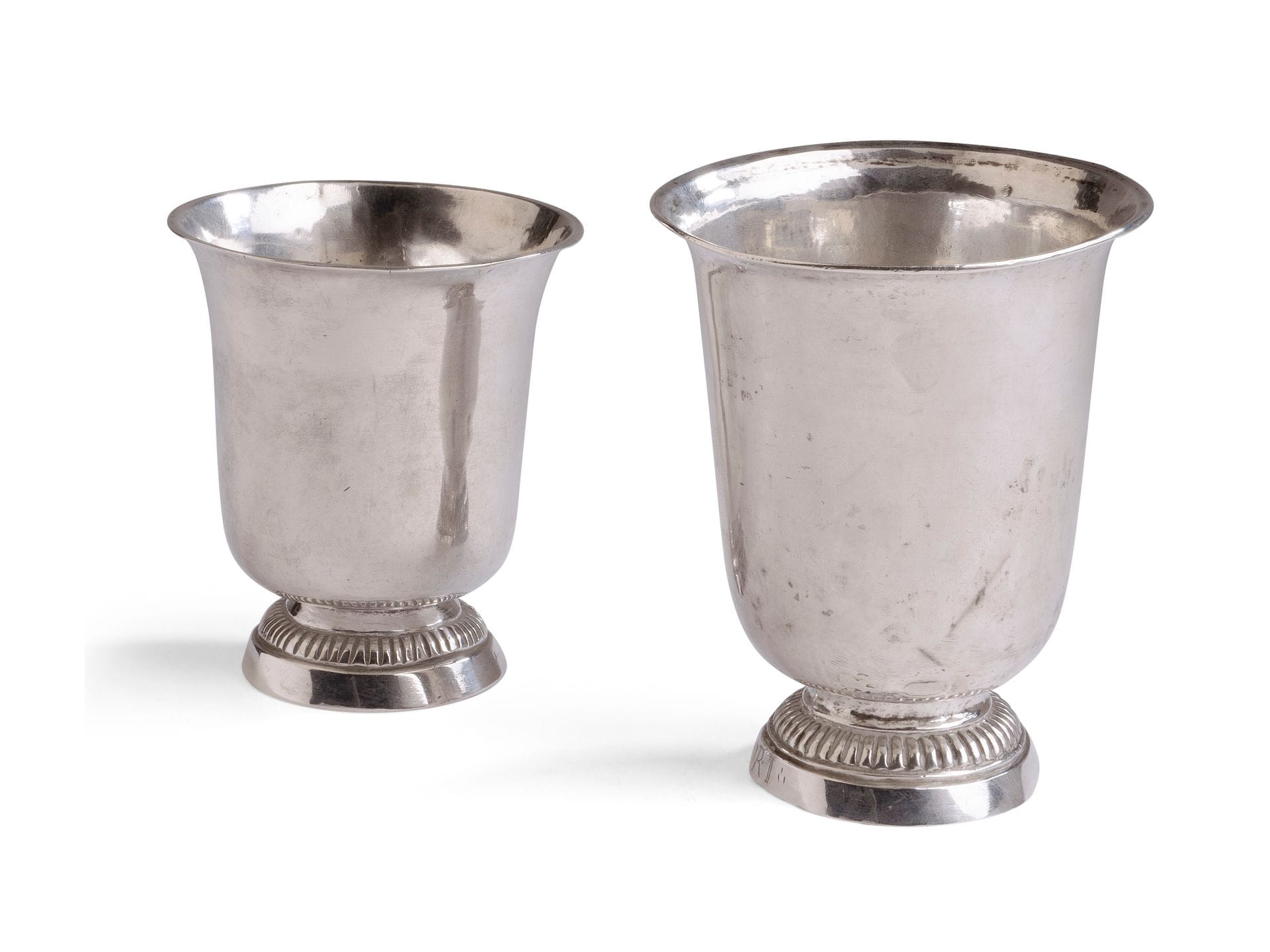 TOURS OU SA JURIDICTION FIN DU XVIIIe SIÈCLE
Timbale tulipe en argent uni, le piédouche repoussé de godrons.
Poids : 95 g - hauteur :  8,8 cm
On y joint une timbale tulipe en argent, le piédouche repoussé de godrons, gravée en bordure extérieure du pied : R. OUDRI, dont le poinçon est indéterminé (anciennes réparations)
Maître orfèvre : petit poinçon RM
Poids : 80 g - hauteur : 10,5 cm