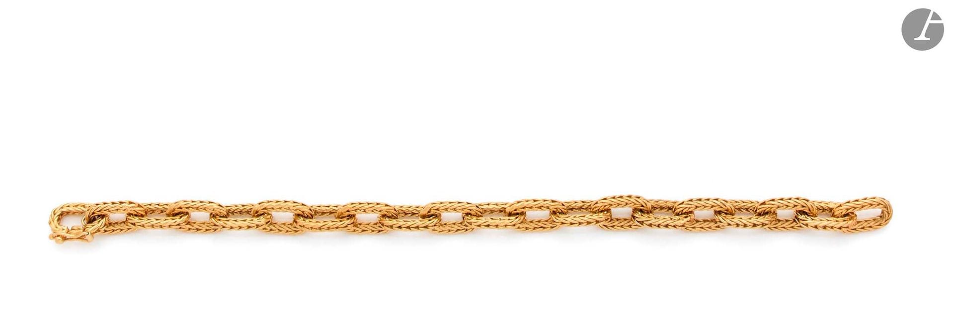Bracelet en or 18K (750) tressé articulé de maillons marines. Travail italien des années 1980. Longueur : 18,5 cm environ. Poids : 27,6 g{. A 1980 Italian bracelet