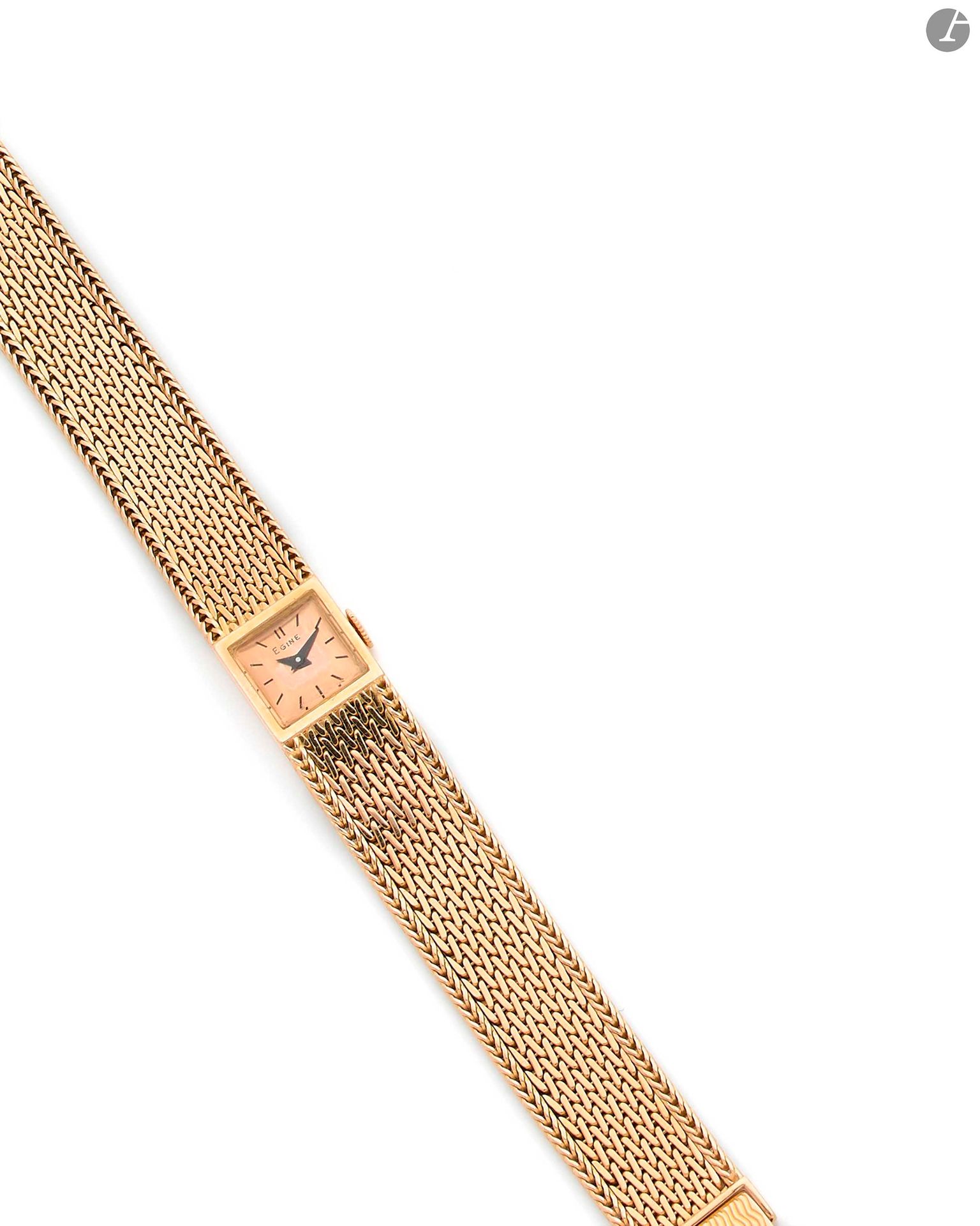 EGINE. Années 40. Montre bracelet de dame en or rose 18K (750). Boîtier rectangulaire Mouvement mécanique. Bracelet intégré en or tissé avec boucle simple. Cadran signé. Numérotée 84 Diamètre : 13 mm - Longueur : 15,5 cm  Poids brut : 38,1 g