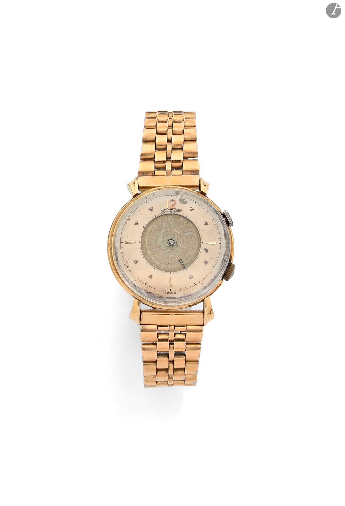 JAEGER LECOULTRE. MEMOVOX. Années 60 Montre-bracelet en or jaune 18K (750) avec fonction réveil. Boîtier rond, manque la lunette. Cadran doré deux tons avec disque central pour le réglage de l’alarme. Manque les deux aiguilles. Mouvement mécanique, cal. P 814. Bracelet en métal doré rapporté, non signé. Cadran et mouvement signés. Numérotée 116893  Diamètre : 32 mm Poids brut : 59 g