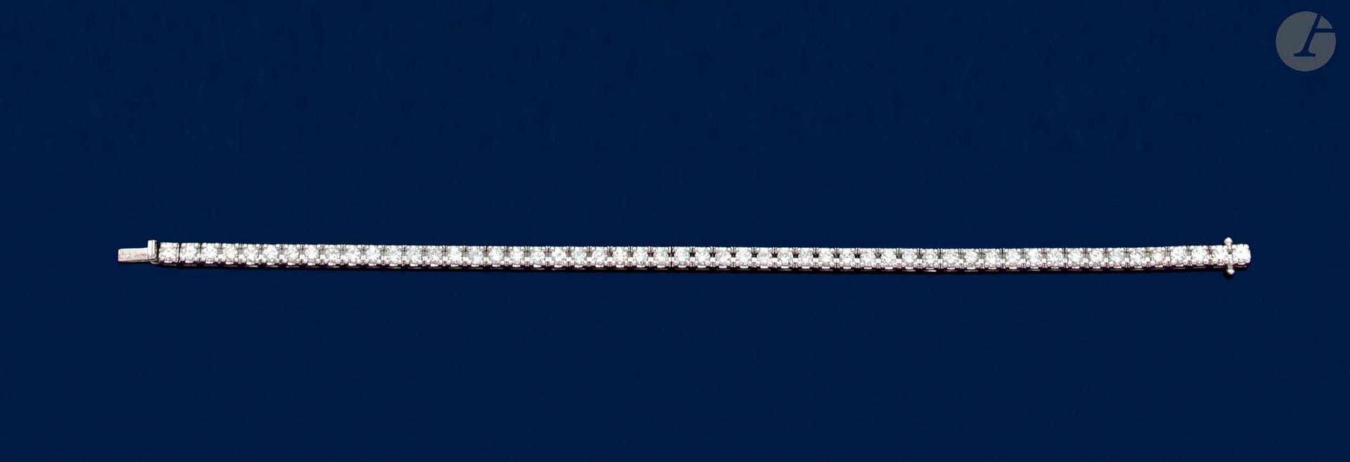 Line bracelet in 18K (750) white gold, set with round brilliant-cut diamonds. Length : 17,5 cm approximately. Gross weight: 12.2 g (shock) A diamond bracelet