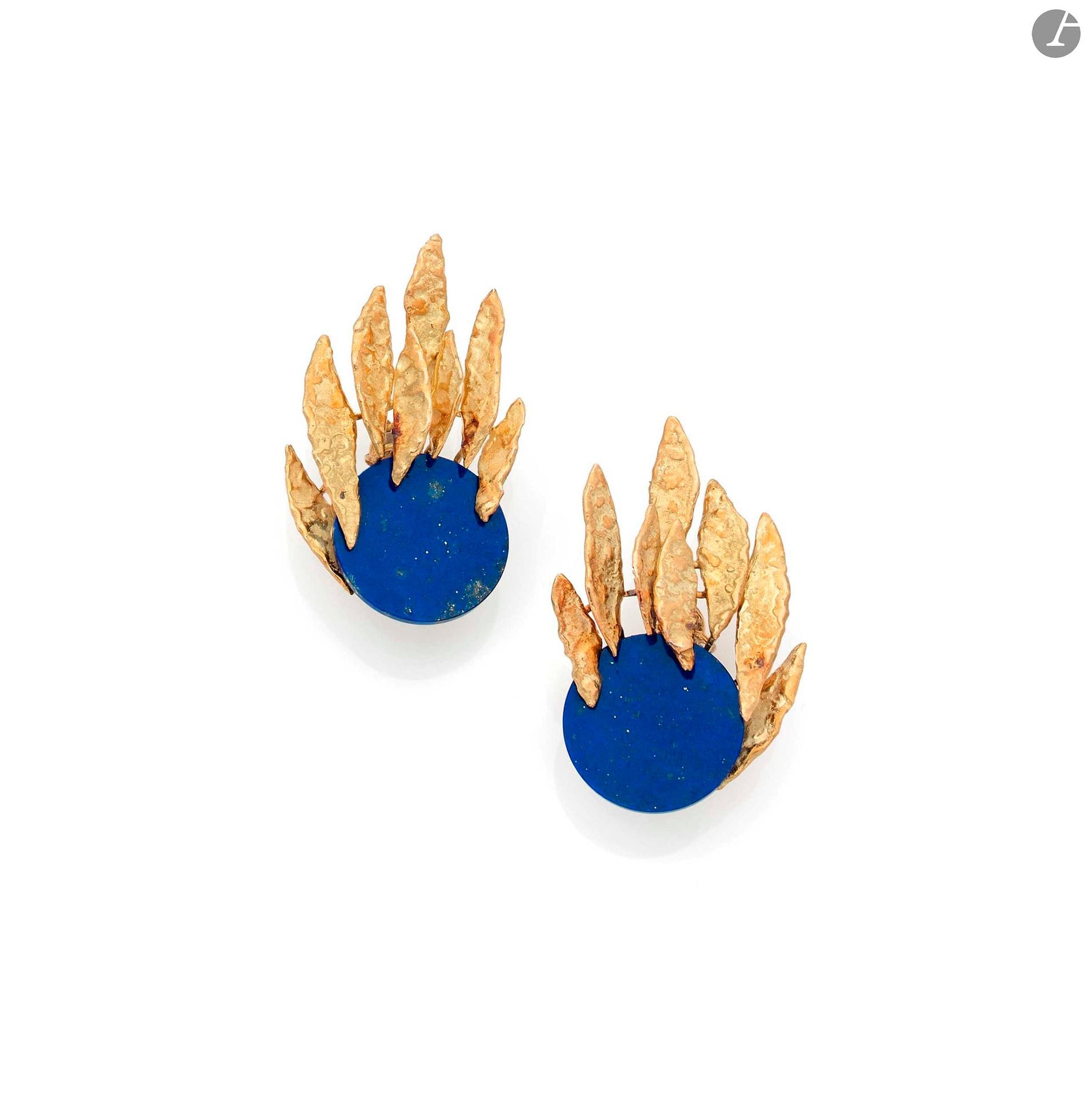 CHAUMET. Paire de clips d’oreilles en flammes d’or 18K (750) froissé et pastilles de lapis-lazuli. Un clip signé, poinçon de maître sur les deux. Travail français des années 1970. Hauteur : 5,2 cm environ. Poids brut : 33,1 g A 1970 Chaumet lapis-lazuli ear clips