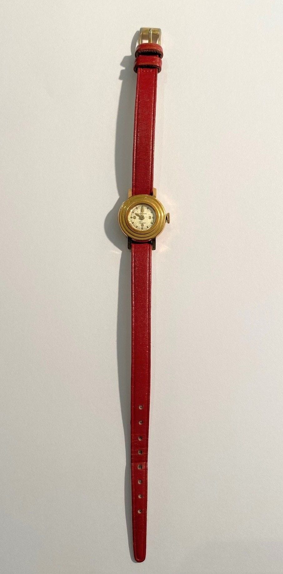 MOVADO. Années 40. Montre bracelet de dame en or jaune 18K (750) sur cuir. Boîtier rond godronné. Mouvement mécanique. Bracelet cuir avec boucle ardillon en métal doré. Signée. Diamètre : 19 mm. Poids brut : 11,5 g