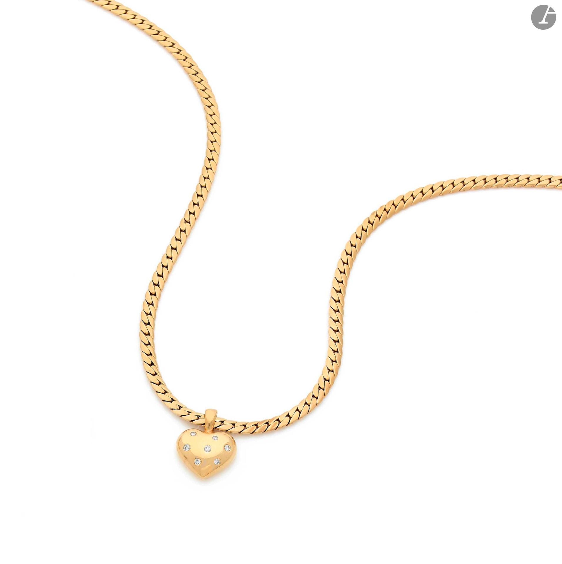 CARTIER. Collier en or 18K (750), maillons plats, retenant en pendentif un cœur bombé piqué de diamants ronds de taille brillant. Collier signé et numéroté. Pendentif non signé. Travail français des années 1980. Hauteur : 2 cm environ. Poids brut : 38,7 g.  A Cartier necklace